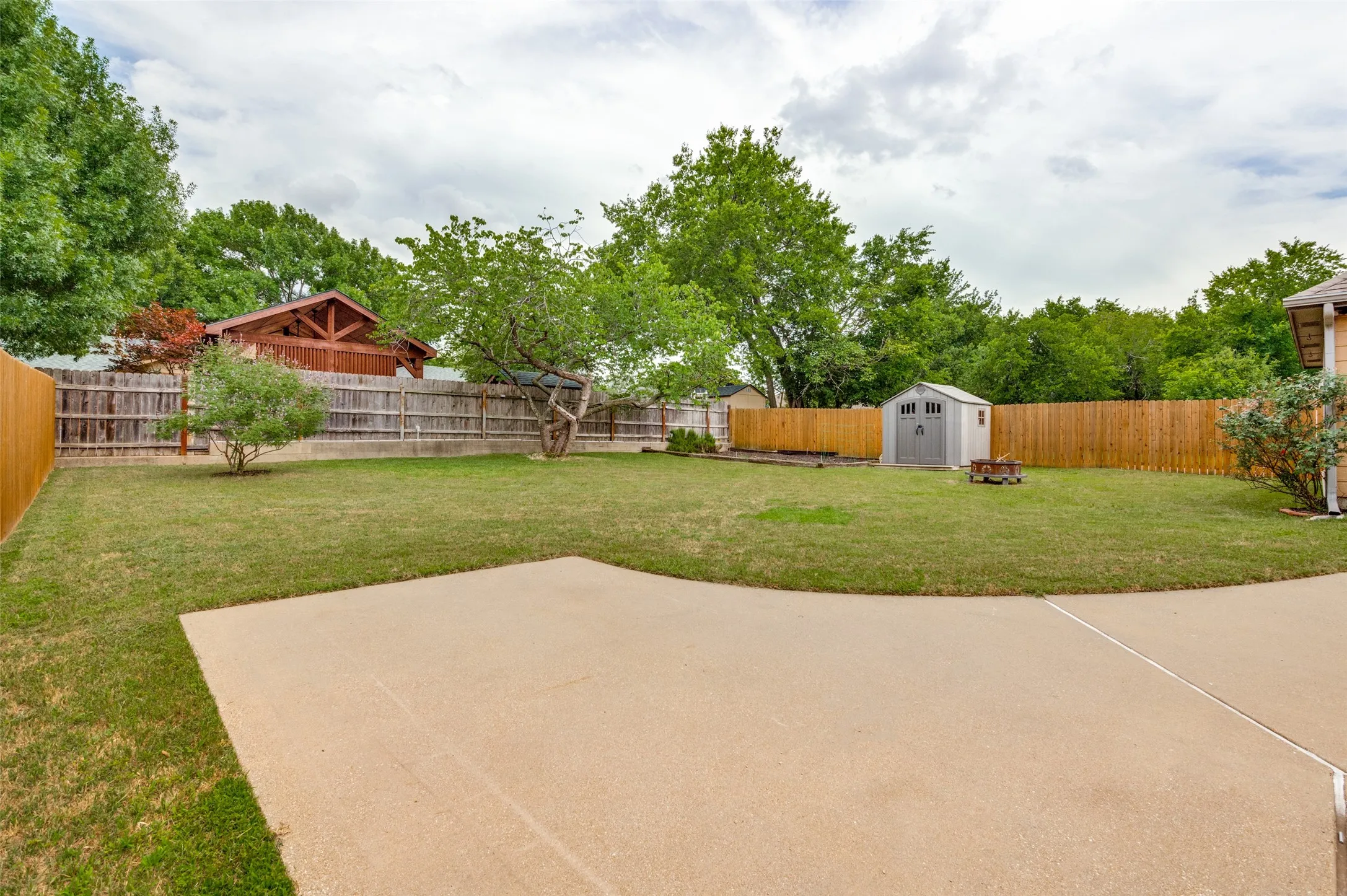 Single Family Residence For Rent in Ellis County , 514 N 1st Street, Midlothian, Texas 76065, 3 Bedroom, 2 Bathroom, 2 Garage spaces, 1,642 Sqft, built in 2002, mls#21335592, Real Estate Agent in Midlothian, Homes For Rent in Ellis county, Homes For Rent in Midlothian, Realtor in Midlothian Texas, Real Estate Brokerage Independent Realty Texas, Luminita Cordes Realtor