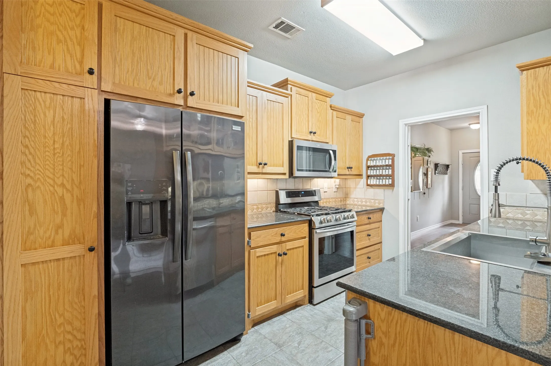 Single Family Residence For Rent in Ellis County , 514 N 1st Street, Midlothian, Texas 76065, 3 Bedroom, 2 Bathroom, 2 Garage spaces, 1,642 Sqft, built in 2002, mls#21335592, Real Estate Agent in Midlothian, Homes For Rent in Ellis county, Homes For Rent in Midlothian, Realtor in Midlothian Texas, Real Estate Brokerage Independent Realty Texas, Luminita Cordes Realtor