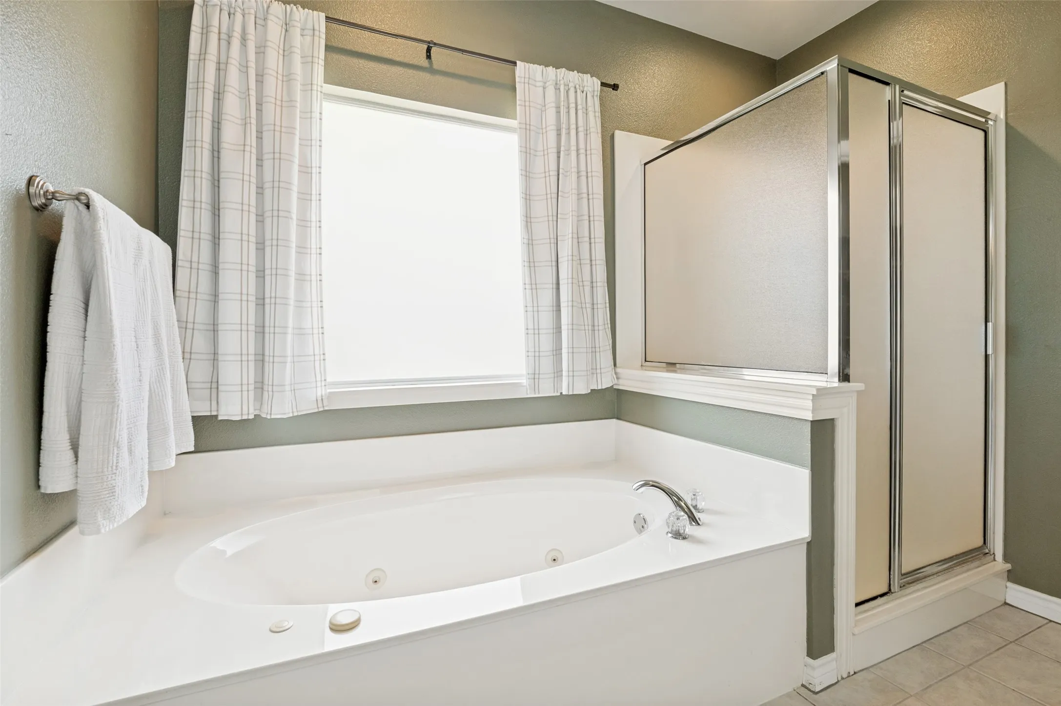 Single Family Residence For Rent in Ellis County , 514 N 1st Street, Midlothian, Texas 76065, 3 Bedroom, 2 Bathroom, 2 Garage spaces, 1,642 Sqft, built in 2002, mls#21335592, Real Estate Agent in Midlothian, Homes For Rent in Ellis county, Homes For Rent in Midlothian, Realtor in Midlothian Texas, Real Estate Brokerage Independent Realty Texas, Luminita Cordes Realtor