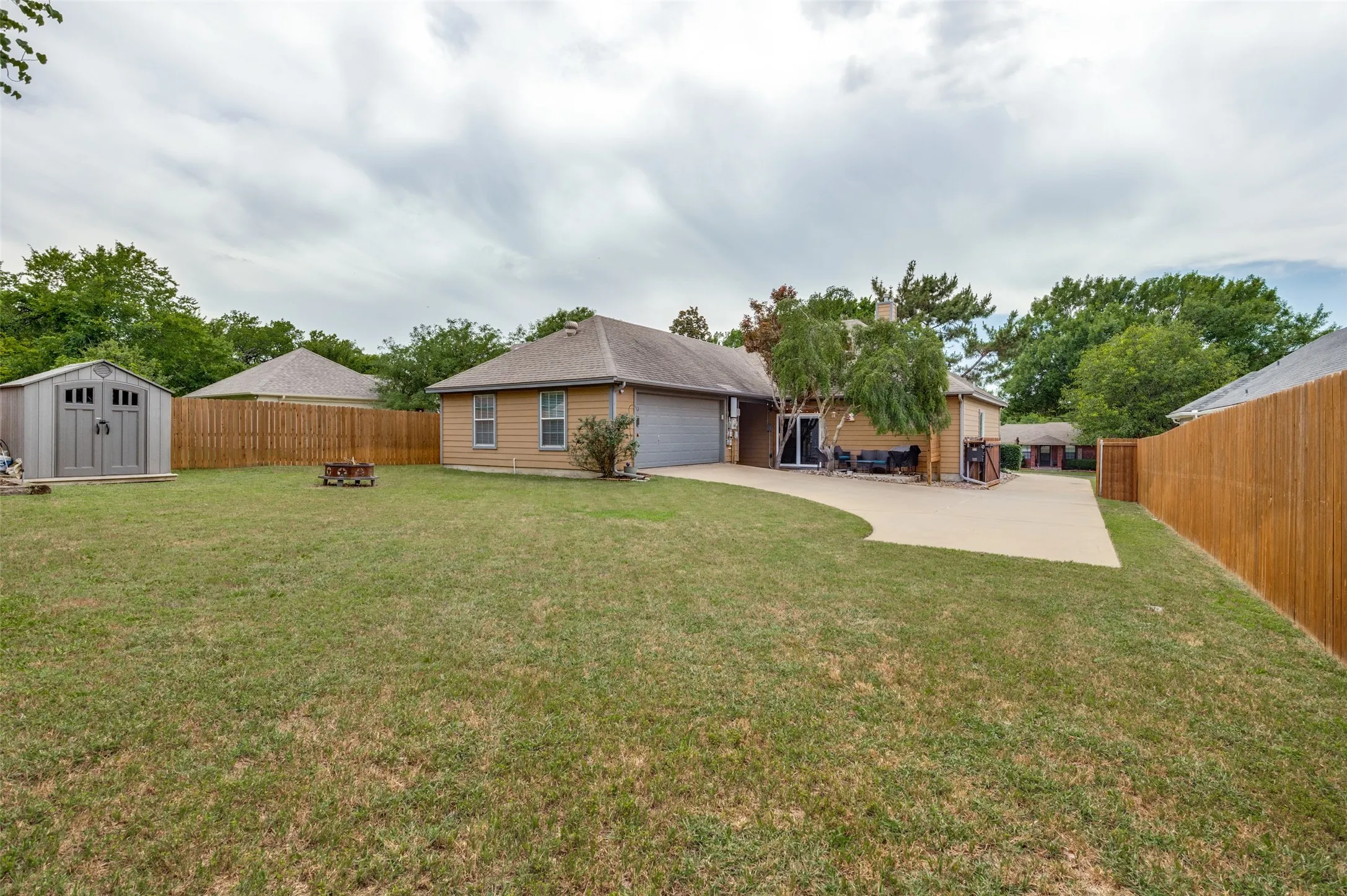 Single Family Residence For Rent in Ellis County , 514 N 1st Street, Midlothian, Texas 76065, 3 Bedroom, 2 Bathroom, 2 Garage spaces, 1,642 Sqft, built in 2002, mls#21335592, Real Estate Agent in Midlothian, Homes For Rent in Ellis county, Homes For Rent in Midlothian, Realtor in Midlothian Texas, Real Estate Brokerage Independent Realty Texas, Luminita Cordes Realtor