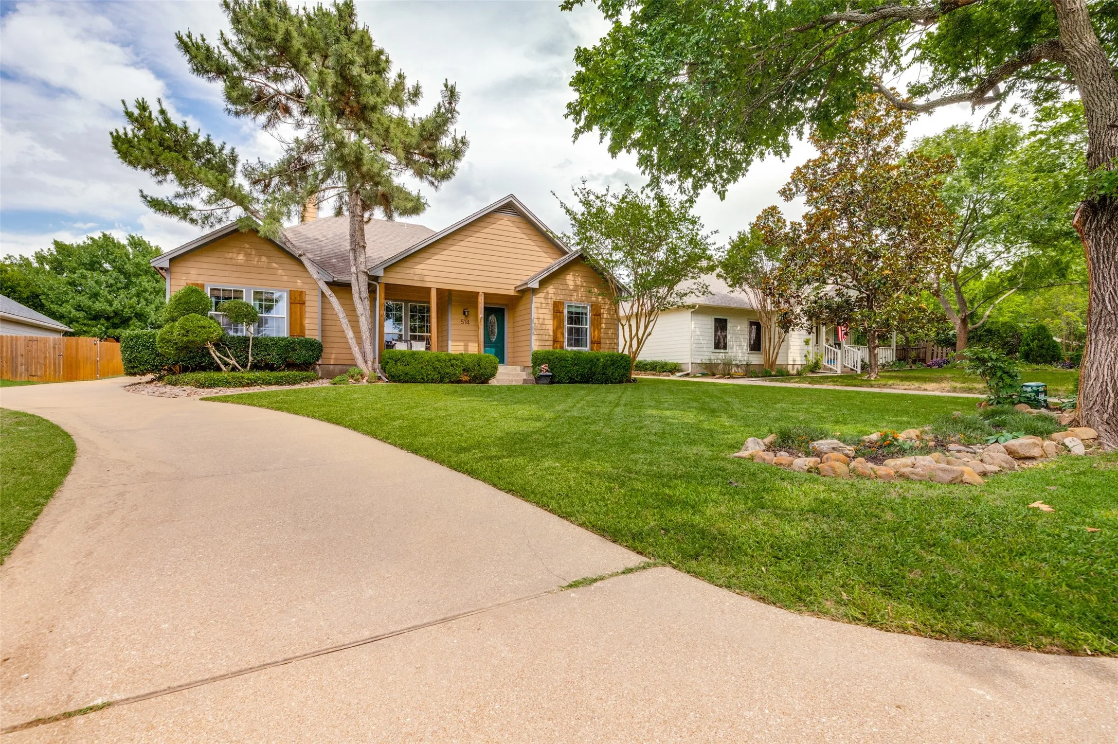 Single Family Residence For Rent in Ellis County , 514 N 1st Street, Midlothian, Texas 76065, 3 Bedroom, 2 Bathroom, 2 Garage spaces, 1,642 Sqft, built in 2002, mls#21335592, Real Estate Agent in Midlothian, Homes For Rent in Ellis county, Homes For Rent in Midlothian, Realtor in Midlothian Texas, Real Estate Brokerage Independent Realty Texas, Luminita Cordes Realtor