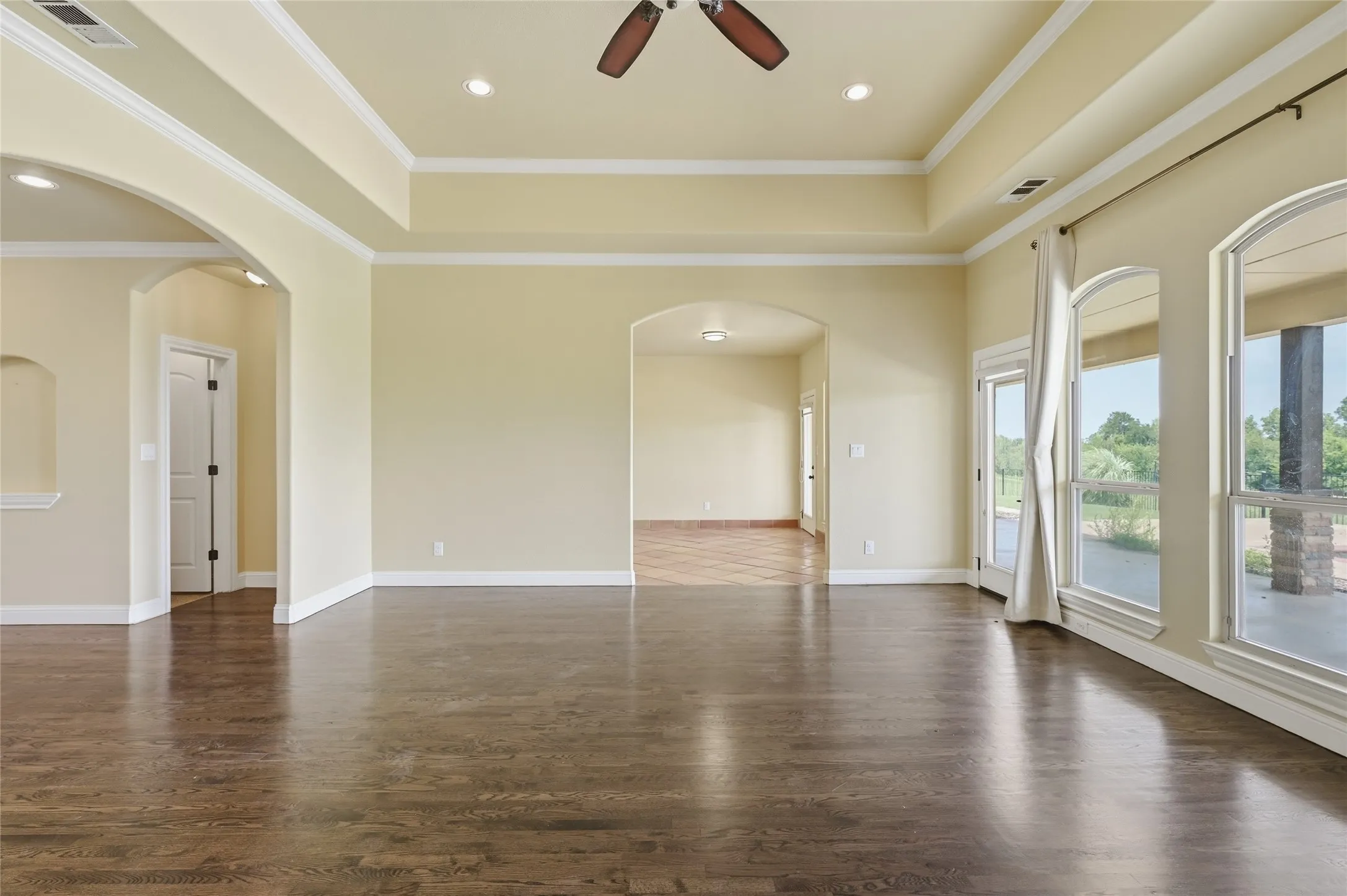 Single Family Residence For Sale in Grayson County , 1200 Eagle Glen Pass, Gunter, Texas 75058, 4 Bedroom, 5 Bathroom, 3 Garage spaces, 3,609 Sqft, built in 2015, mls#21334576, Real Estate Agent in Gunter, Homes For Sale in Grayson county, Homes For Sale in Gunter, Realtor in Gunter Texas, Real Estate Brokerage Independent Realty Texas, Luminita Cordes Realtor