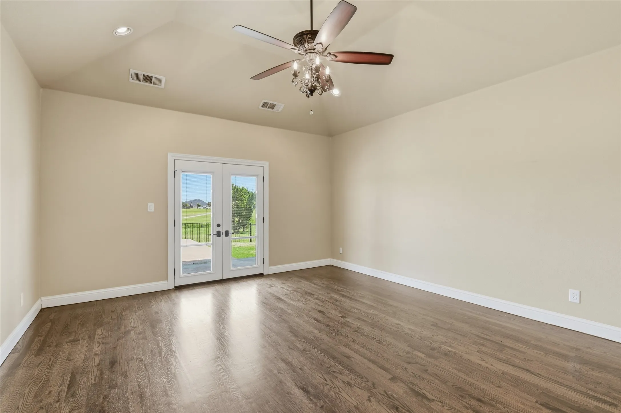 Single Family Residence For Sale in Grayson County , 1200 Eagle Glen Pass, Gunter, Texas 75058, 4 Bedroom, 5 Bathroom, 3 Garage spaces, 3,609 Sqft, built in 2015, mls#21334576, Real Estate Agent in Gunter, Homes For Sale in Grayson county, Homes For Sale in Gunter, Realtor in Gunter Texas, Real Estate Brokerage Independent Realty Texas, Luminita Cordes Realtor