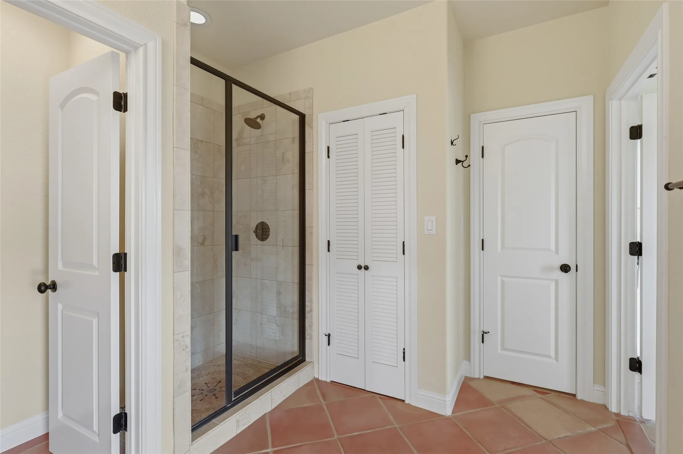 Single Family Residence For Sale in Grayson County , 1200 Eagle Glen Pass, Gunter, Texas 75058, 4 Bedroom, 5 Bathroom, 3 Garage spaces, 3,609 Sqft, built in 2015, mls#21334576, Real Estate Agent in Gunter, Homes For Sale in Grayson county, Homes For Sale in Gunter, Realtor in Gunter Texas, Real Estate Brokerage Independent Realty Texas, Luminita Cordes Realtor