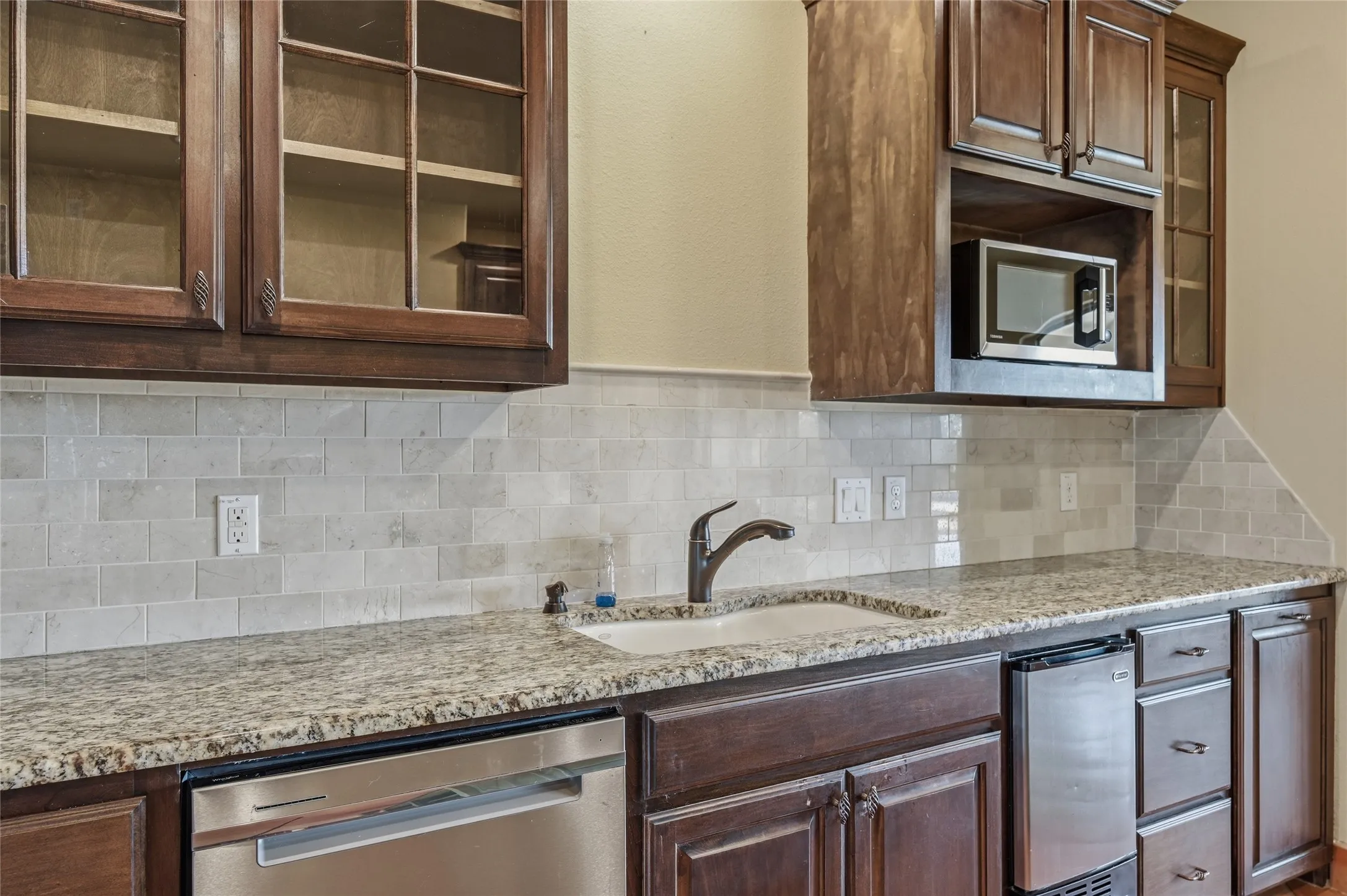 Single Family Residence For Sale in Grayson County , 1200 Eagle Glen Pass, Gunter, Texas 75058, 4 Bedroom, 5 Bathroom, 3 Garage spaces, 3,609 Sqft, built in 2015, mls#21334576, Real Estate Agent in Gunter, Homes For Sale in Grayson county, Homes For Sale in Gunter, Realtor in Gunter Texas, Real Estate Brokerage Independent Realty Texas, Luminita Cordes Realtor