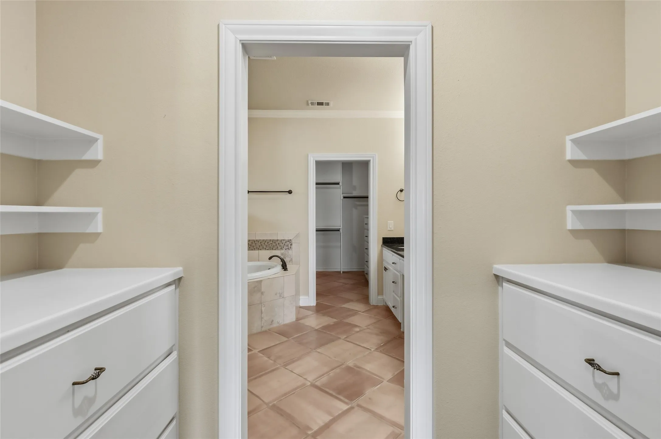 Single Family Residence For Sale in Grayson County , 1200 Eagle Glen Pass, Gunter, Texas 75058, 4 Bedroom, 5 Bathroom, 3 Garage spaces, 3,609 Sqft, built in 2015, mls#21334576, Real Estate Agent in Gunter, Homes For Sale in Grayson county, Homes For Sale in Gunter, Realtor in Gunter Texas, Real Estate Brokerage Independent Realty Texas, Luminita Cordes Realtor
