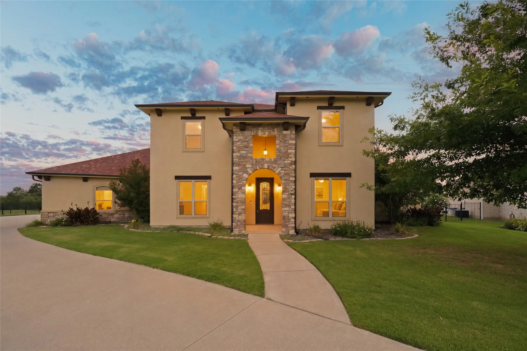Single Family Residence For Sale in Grayson County , 1200 Eagle Glen Pass, Gunter, Texas 75058, 4 Bedroom, 5 Bathroom, 3 Garage spaces, 3,609 Sqft, built in 2015, mls#21334576, Real Estate Agent in Gunter, Homes For Sale in Grayson county, Homes For Sale in Gunter, Realtor in Gunter Texas, Real Estate Brokerage Independent Realty Texas, Luminita Cordes Realtor