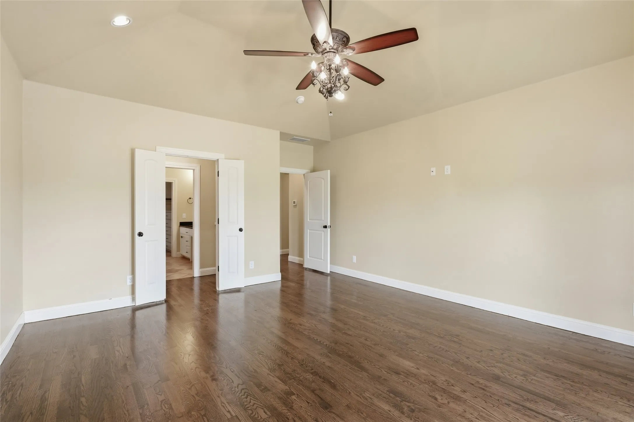 Single Family Residence For Sale in Grayson County , 1200 Eagle Glen Pass, Gunter, Texas 75058, 4 Bedroom, 5 Bathroom, 3 Garage spaces, 3,609 Sqft, built in 2015, mls#21334576, Real Estate Agent in Gunter, Homes For Sale in Grayson county, Homes For Sale in Gunter, Realtor in Gunter Texas, Real Estate Brokerage Independent Realty Texas, Luminita Cordes Realtor