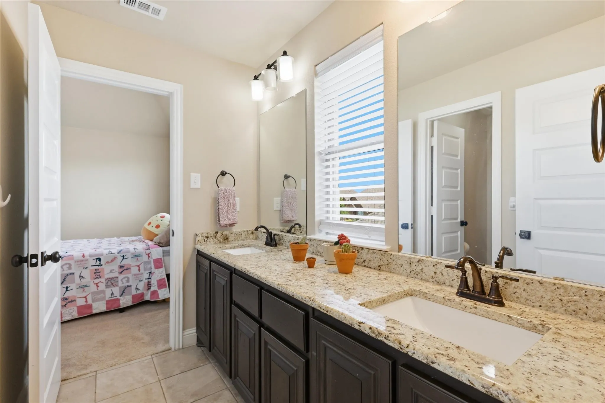 Single Family Residence For Sale in Ellis County , 212 Lillian Lane, Waxahachie, Texas 75165, 5 Bedroom, 4 Bathroom, 3 Garage spaces, 3,625 Sqft, built in 2020, mls#21335593, Real Estate Agent in Waxahachie, Homes For Sale in Ellis county, Homes For Sale in Waxahachie, Realtor in Waxahachie Texas, Real Estate Brokerage Independent Realty Texas, Luminita Cordes Realtor
