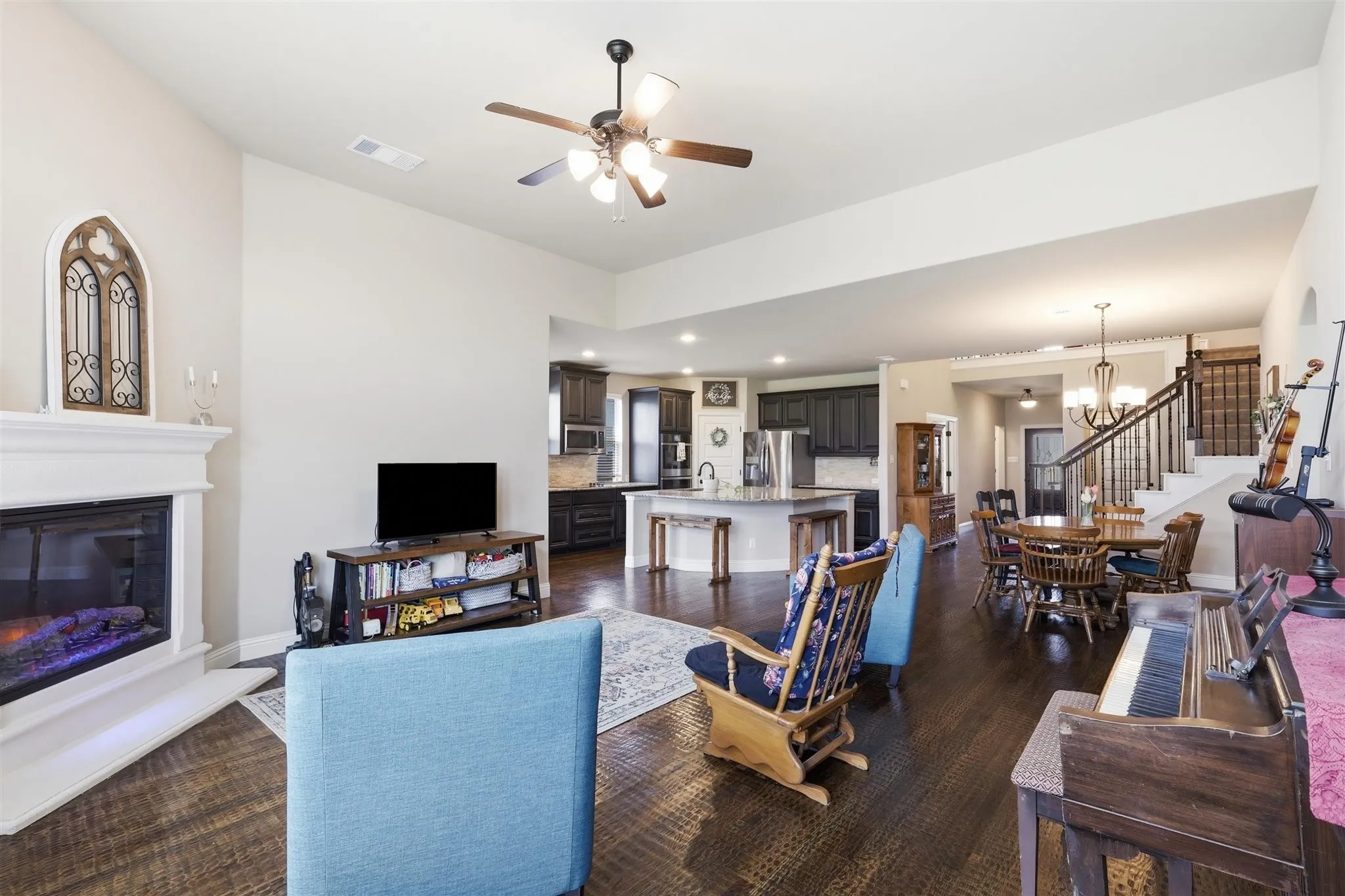 Single Family Residence For Sale in Ellis County , 212 Lillian Lane, Waxahachie, Texas 75165, 5 Bedroom, 4 Bathroom, 3 Garage spaces, 3,625 Sqft, built in 2020, mls#21335593, Real Estate Agent in Waxahachie, Homes For Sale in Ellis county, Homes For Sale in Waxahachie, Realtor in Waxahachie Texas, Real Estate Brokerage Independent Realty Texas, Luminita Cordes Realtor