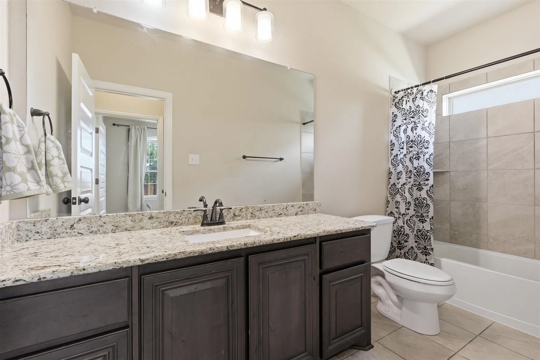 Single Family Residence For Sale in Ellis County , 212 Lillian Lane, Waxahachie, Texas 75165, 5 Bedroom, 4 Bathroom, 3 Garage spaces, 3,625 Sqft, built in 2020, mls#21335593, Real Estate Agent in Waxahachie, Homes For Sale in Ellis county, Homes For Sale in Waxahachie, Realtor in Waxahachie Texas, Real Estate Brokerage Independent Realty Texas, Luminita Cordes Realtor