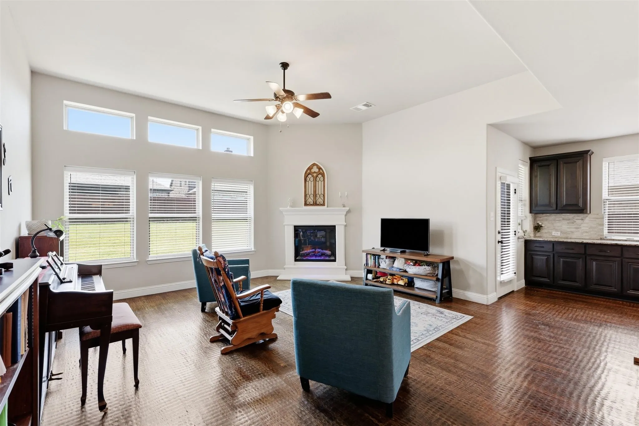 Single Family Residence For Sale in Ellis County , 212 Lillian Lane, Waxahachie, Texas 75165, 5 Bedroom, 4 Bathroom, 3 Garage spaces, 3,625 Sqft, built in 2020, mls#21335593, Real Estate Agent in Waxahachie, Homes For Sale in Ellis county, Homes For Sale in Waxahachie, Realtor in Waxahachie Texas, Real Estate Brokerage Independent Realty Texas, Luminita Cordes Realtor