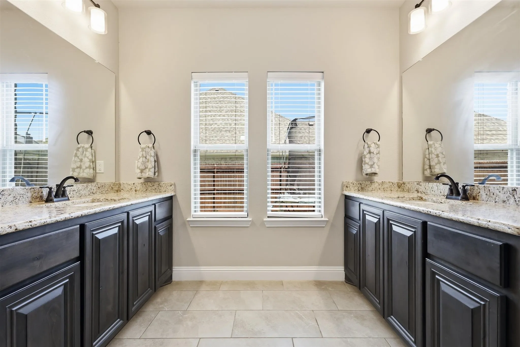 Single Family Residence For Sale in Ellis County , 212 Lillian Lane, Waxahachie, Texas 75165, 5 Bedroom, 4 Bathroom, 3 Garage spaces, 3,625 Sqft, built in 2020, mls#21335593, Real Estate Agent in Waxahachie, Homes For Sale in Ellis county, Homes For Sale in Waxahachie, Realtor in Waxahachie Texas, Real Estate Brokerage Independent Realty Texas, Luminita Cordes Realtor