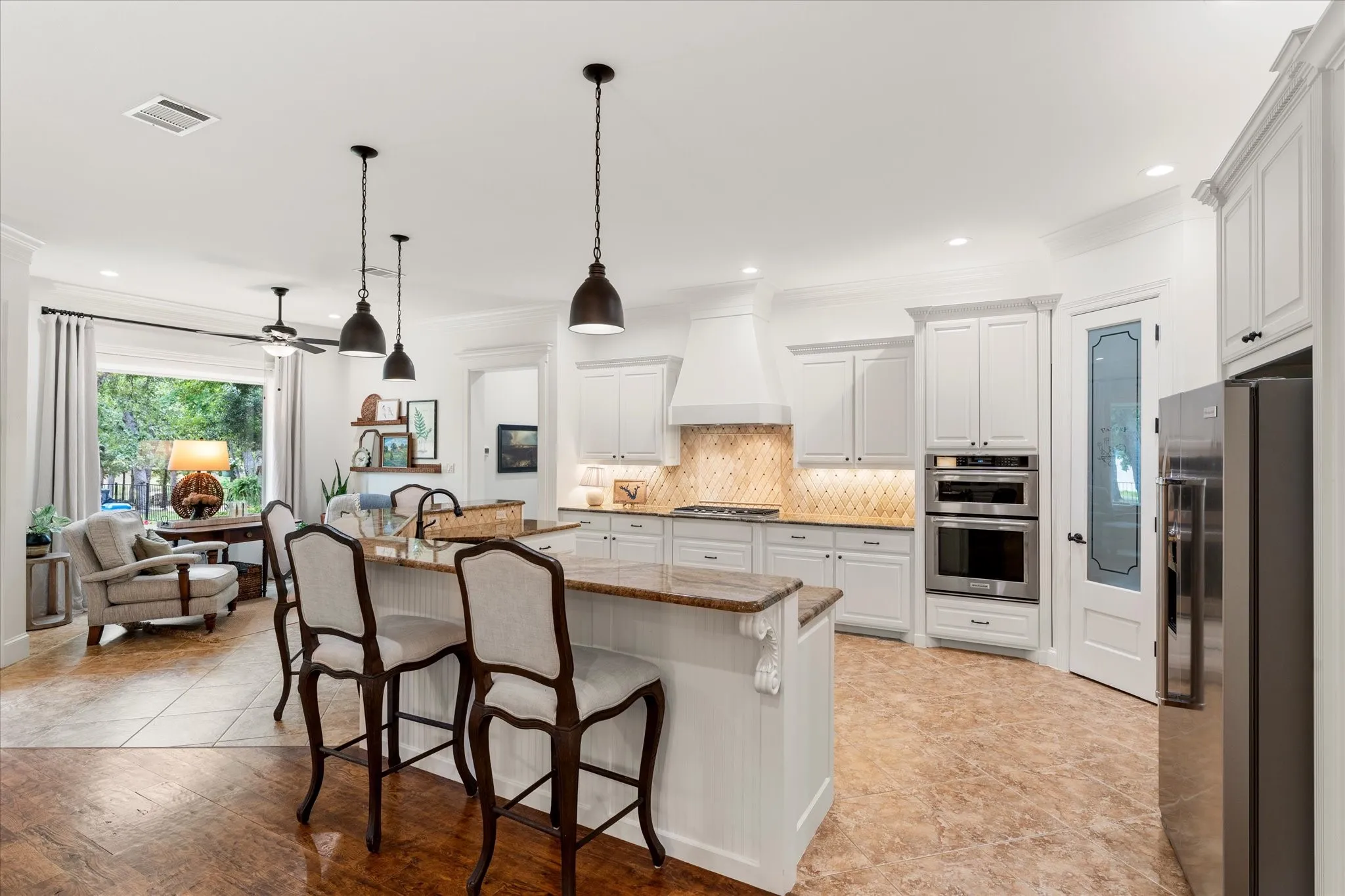 Single Family Residence For Sale in Wood County , 940 Private Road 5980, Yantis, Texas 75497, 4 Bedroom, 4 Bathroom, 3 Garage spaces, 3,975 Sqft, built in 2012, Price $1,190,000, mls#21335595, Real Estate Agent in Yantis, Homes For Sale in Wood county, Homes For Sale in Yantis, Realtor in Yantis Texas, Real Estate Brokerage Independent Realty Texas, Luminita Cordes Realtor