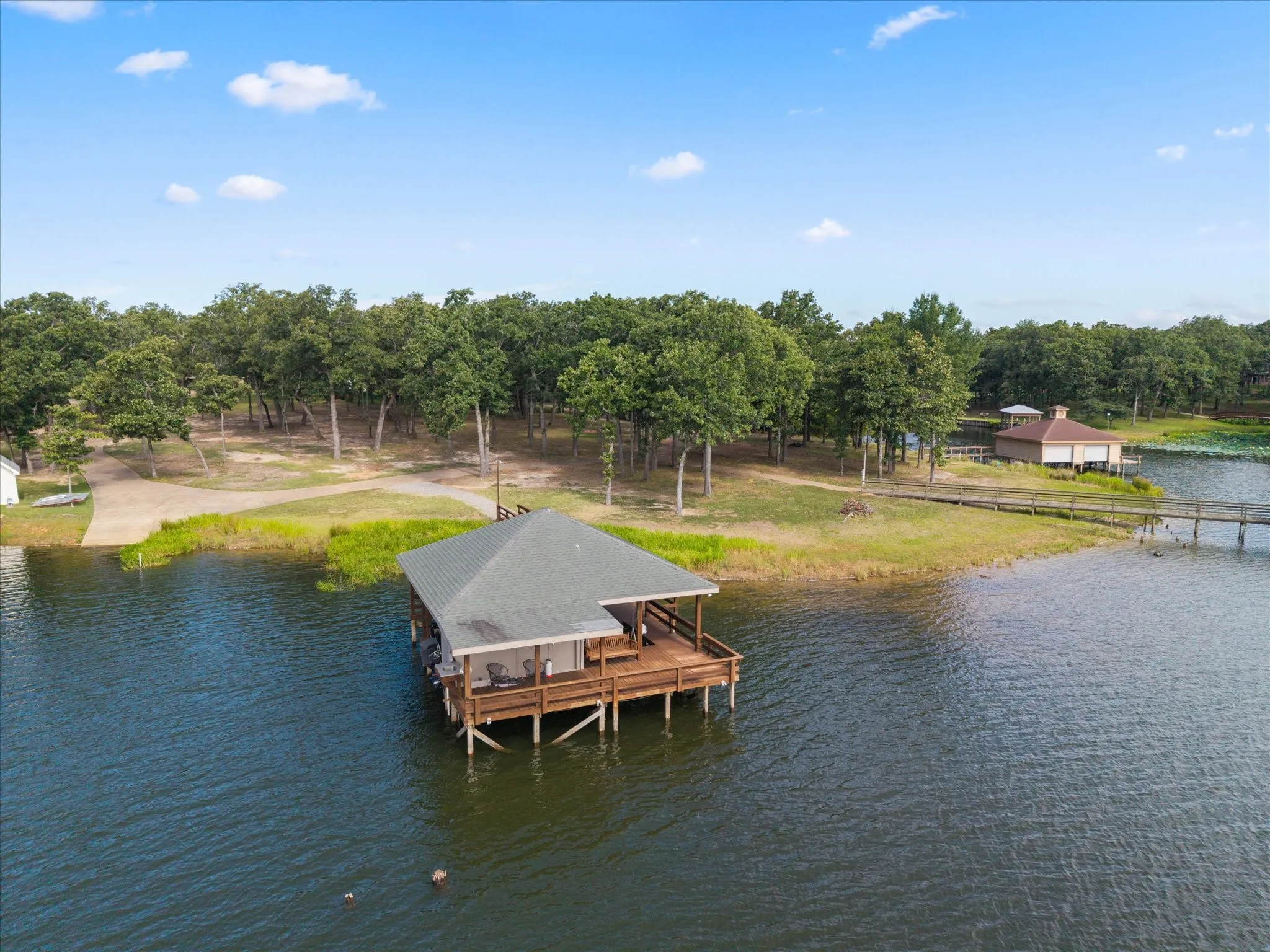 Single Family Residence For Sale in Wood County , 940 Private Road 5980, Yantis, Texas 75497, 4 Bedroom, 4 Bathroom, 3 Garage spaces, 3,975 Sqft, built in 2012, Price $1,190,000, mls#21335595, Real Estate Agent in Yantis, Homes For Sale in Wood county, Homes For Sale in Yantis, Realtor in Yantis Texas, Real Estate Brokerage Independent Realty Texas, Luminita Cordes Realtor