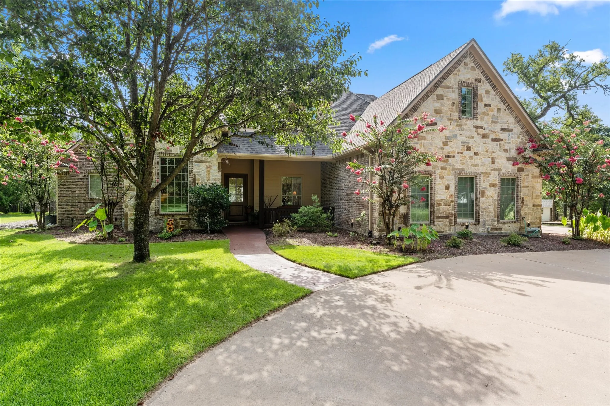 Single Family Residence For Sale in Wood County , 940 Private Road 5980, Yantis, Texas 75497, 4 Bedroom, 4 Bathroom, 3 Garage spaces, 3,975 Sqft, built in 2012, Price $1,190,000, mls#21335595, Real Estate Agent in Yantis, Homes For Sale in Wood county, Homes For Sale in Yantis, Realtor in Yantis Texas, Real Estate Brokerage Independent Realty Texas, Luminita Cordes Realtor