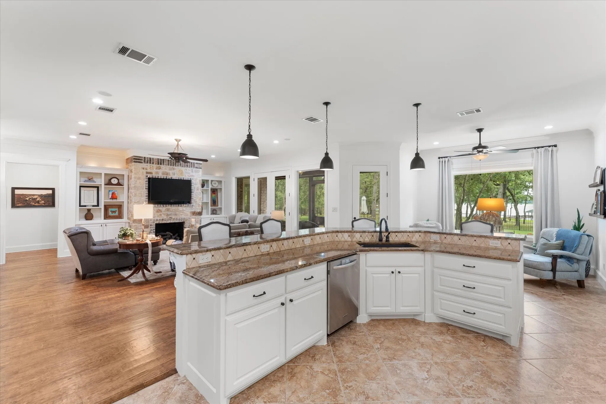 Single Family Residence For Sale in Wood County , 940 Private Road 5980, Yantis, Texas 75497, 4 Bedroom, 4 Bathroom, 3 Garage spaces, 3,975 Sqft, built in 2012, Price $1,190,000, mls#21335595, Real Estate Agent in Yantis, Homes For Sale in Wood county, Homes For Sale in Yantis, Realtor in Yantis Texas, Real Estate Brokerage Independent Realty Texas, Luminita Cordes Realtor
