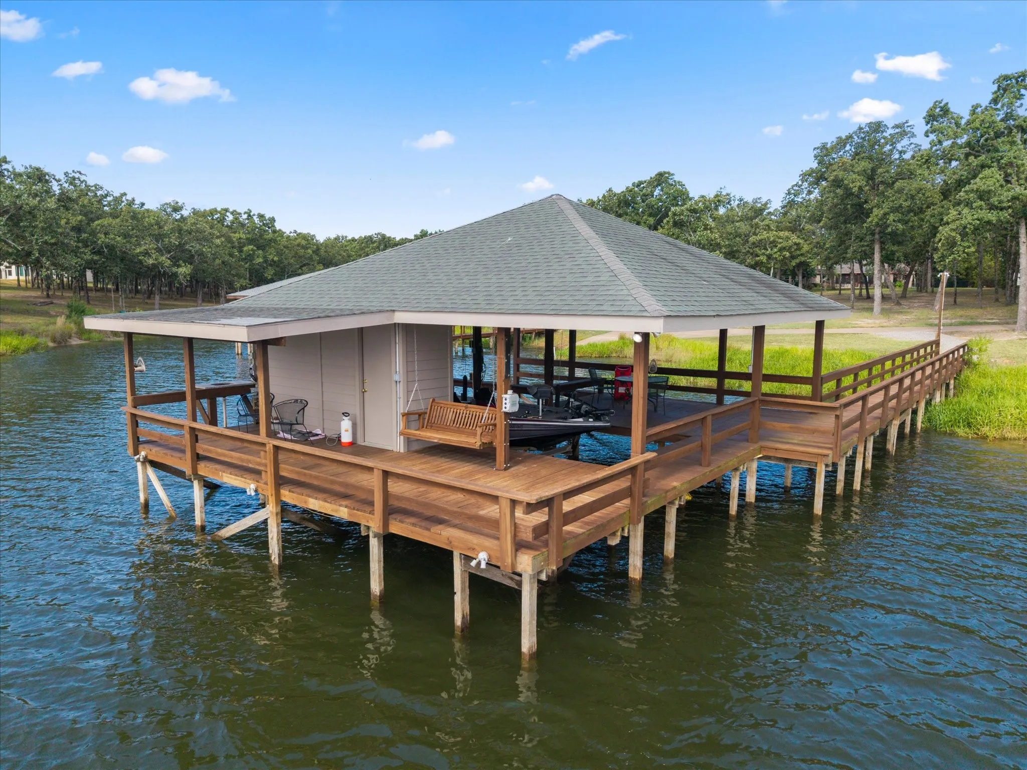 Single Family Residence For Sale in Wood County , 940 Private Road 5980, Yantis, Texas 75497, 4 Bedroom, 4 Bathroom, 3 Garage spaces, 3,975 Sqft, built in 2012, Price $1,190,000, mls#21335595, Real Estate Agent in Yantis, Homes For Sale in Wood county, Homes For Sale in Yantis, Realtor in Yantis Texas, Real Estate Brokerage Independent Realty Texas, Luminita Cordes Realtor