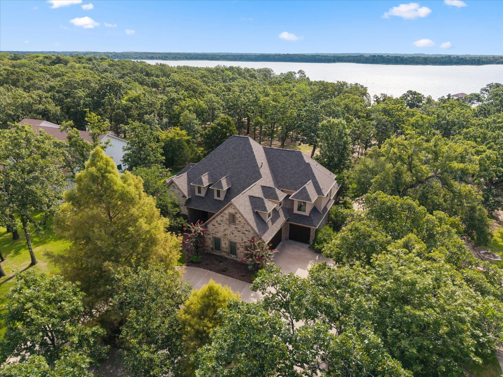 Single Family Residence For Sale in Wood County , 940 Private Road 5980, Yantis, Texas 75497, 4 Bedroom, 4 Bathroom, 3 Garage spaces, 3,975 Sqft, built in 2012, Price $1,190,000, mls#21335595, Real Estate Agent in Yantis, Homes For Sale in Wood county, Homes For Sale in Yantis, Realtor in Yantis Texas, Real Estate Brokerage Independent Realty Texas, Luminita Cordes Realtor