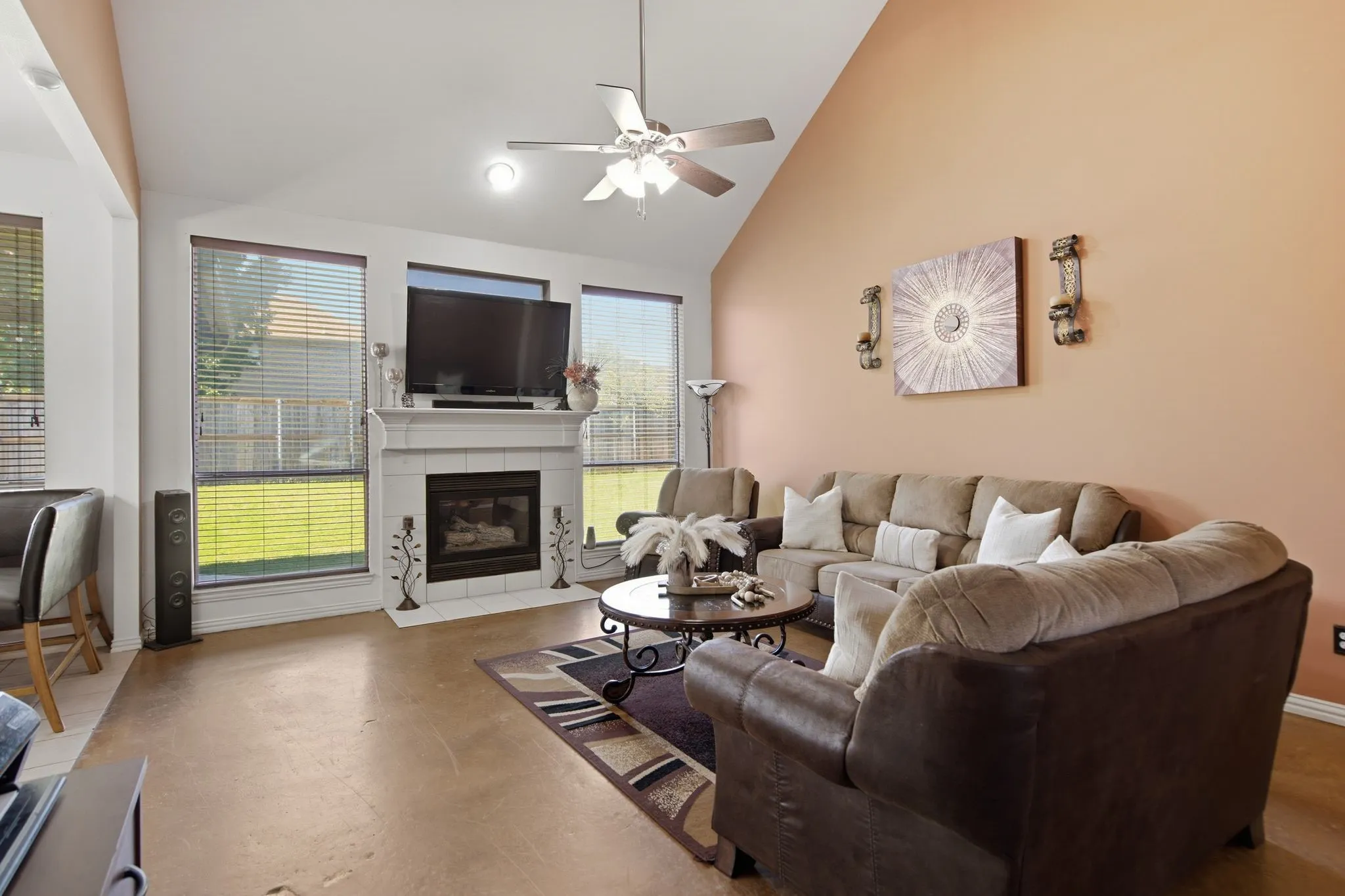 Single Family Residence For Sale in Denton County , 305 Ravenna Road, Lake Dallas, Texas 75065, 4 Bedroom, 3 Bathroom, 2 Garage spaces, 2,376 Sqft, built in 2000, mls#21320380, Real Estate Agent in Lake Dallas, Homes For Sale in Denton county, Homes For Sale in Lake Dallas, Realtor in Lake Dallas Texas, Real Estate Brokerage Independent Realty Texas, Luminita Cordes Realtor