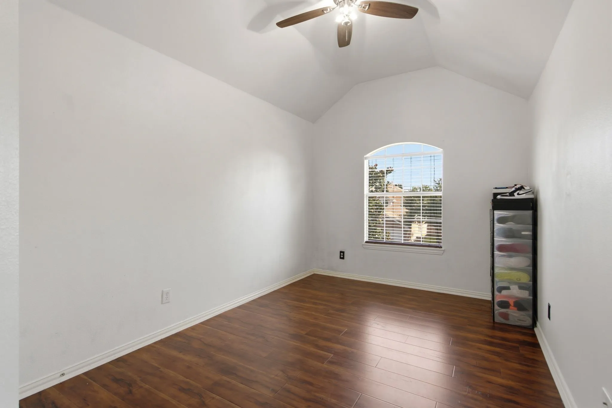 Single Family Residence For Sale in Denton County , 305 Ravenna Road, Lake Dallas, Texas 75065, 4 Bedroom, 3 Bathroom, 2 Garage spaces, 2,376 Sqft, built in 2000, mls#21320380, Real Estate Agent in Lake Dallas, Homes For Sale in Denton county, Homes For Sale in Lake Dallas, Realtor in Lake Dallas Texas, Real Estate Brokerage Independent Realty Texas, Luminita Cordes Realtor
