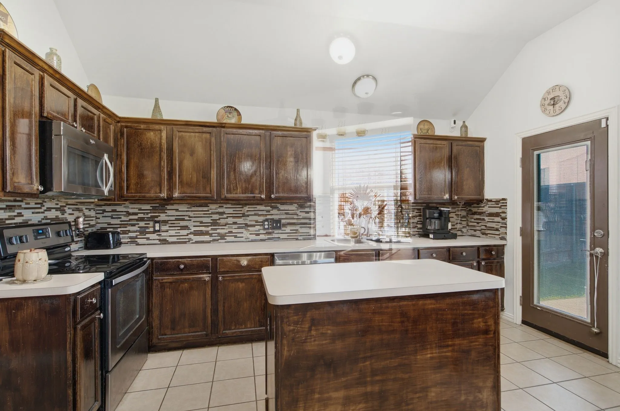 Single Family Residence For Sale in Denton County , 305 Ravenna Road, Lake Dallas, Texas 75065, 4 Bedroom, 3 Bathroom, 2 Garage spaces, 2,376 Sqft, built in 2000, mls#21320380, Real Estate Agent in Lake Dallas, Homes For Sale in Denton county, Homes For Sale in Lake Dallas, Realtor in Lake Dallas Texas, Real Estate Brokerage Independent Realty Texas, Luminita Cordes Realtor