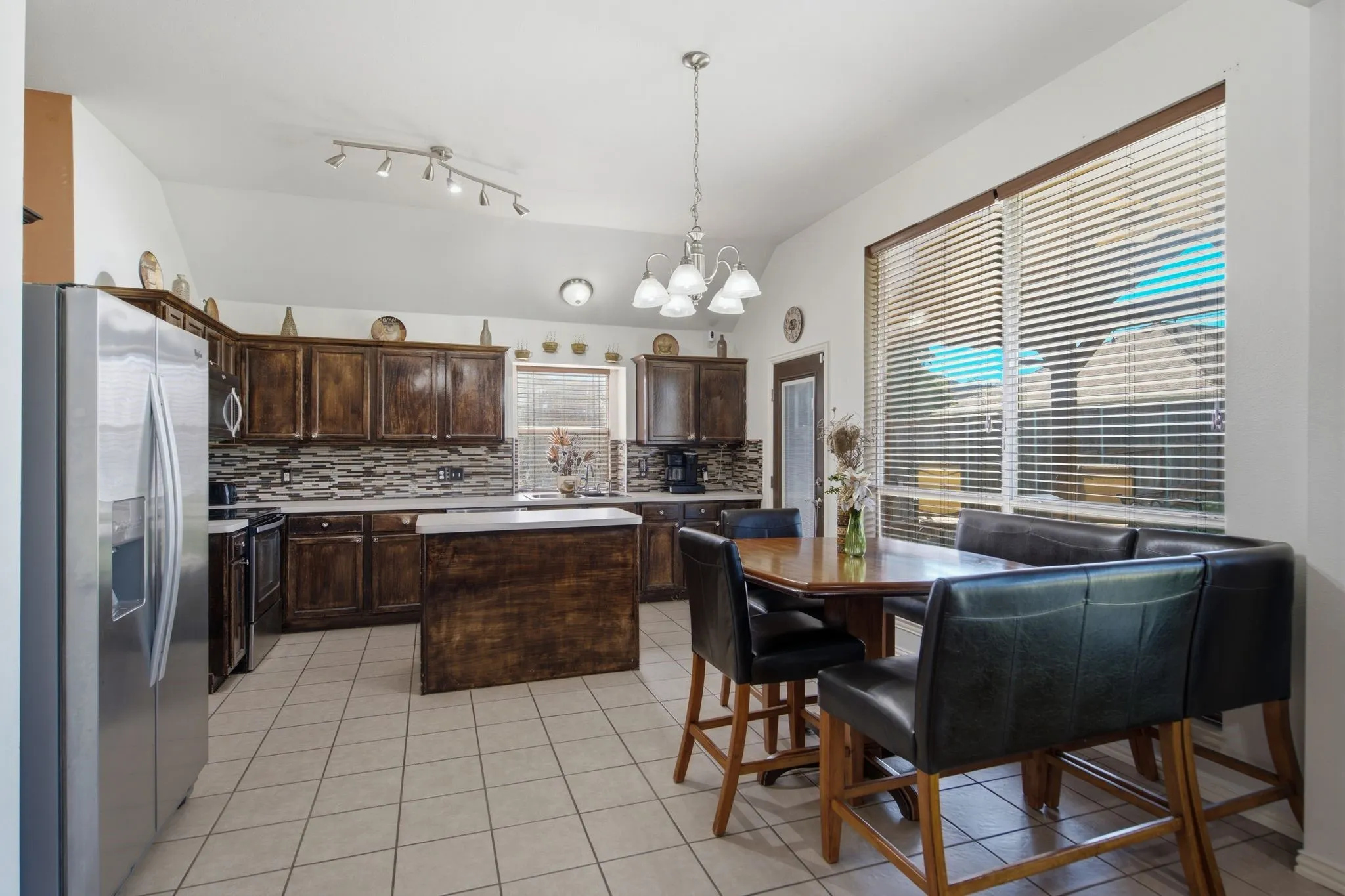 Single Family Residence For Sale in Denton County , 305 Ravenna Road, Lake Dallas, Texas 75065, 4 Bedroom, 3 Bathroom, 2 Garage spaces, 2,376 Sqft, built in 2000, mls#21320380, Real Estate Agent in Lake Dallas, Homes For Sale in Denton county, Homes For Sale in Lake Dallas, Realtor in Lake Dallas Texas, Real Estate Brokerage Independent Realty Texas, Luminita Cordes Realtor