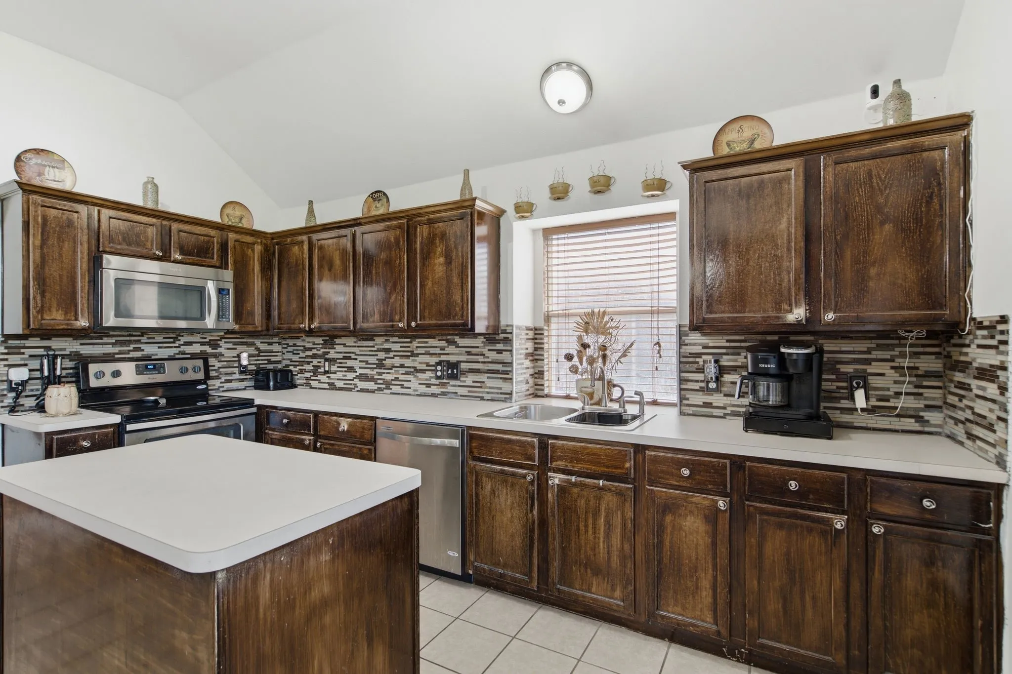 Single Family Residence For Sale in Denton County , 305 Ravenna Road, Lake Dallas, Texas 75065, 4 Bedroom, 3 Bathroom, 2 Garage spaces, 2,376 Sqft, built in 2000, mls#21320380, Real Estate Agent in Lake Dallas, Homes For Sale in Denton county, Homes For Sale in Lake Dallas, Realtor in Lake Dallas Texas, Real Estate Brokerage Independent Realty Texas, Luminita Cordes Realtor