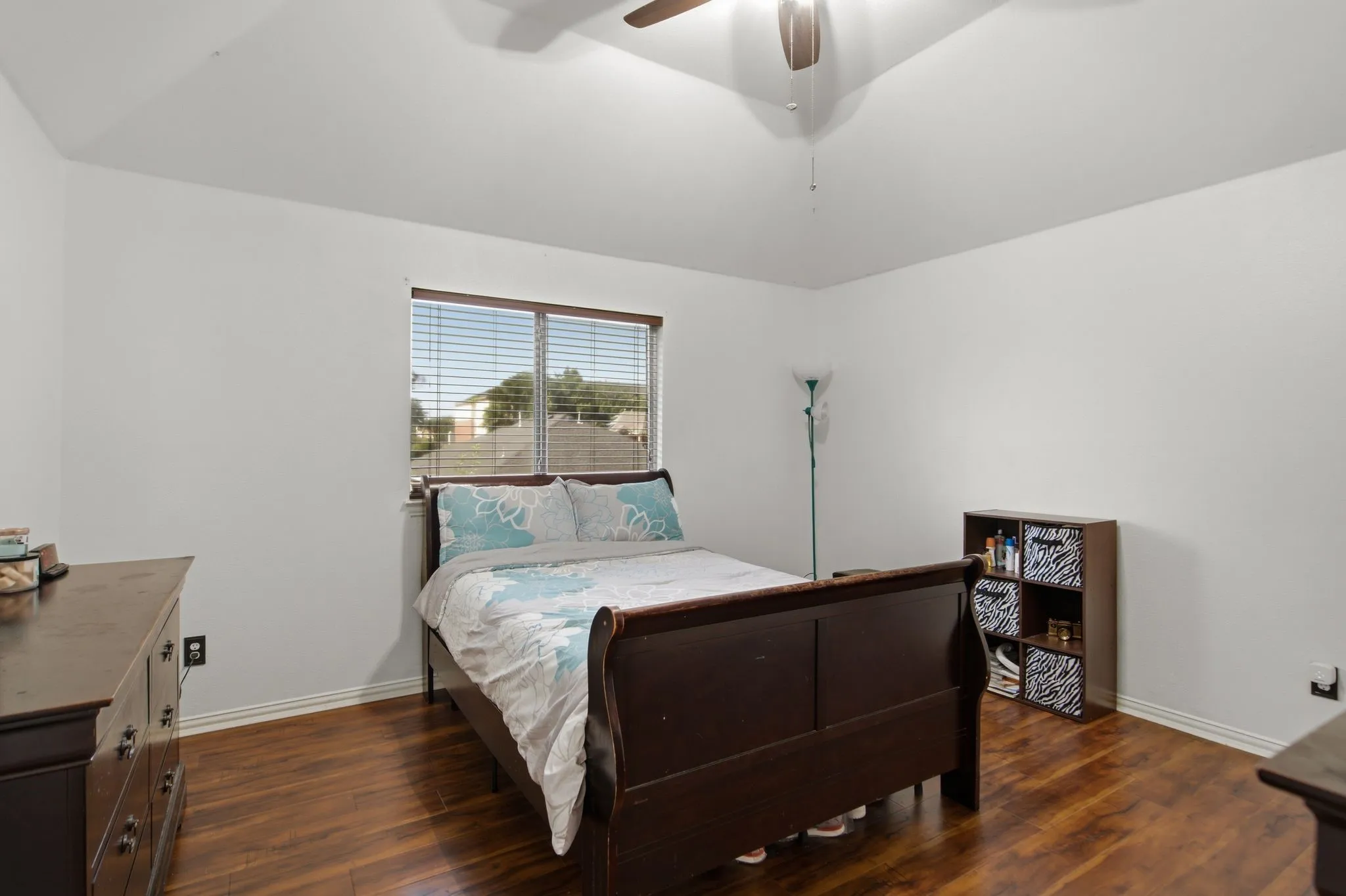Single Family Residence For Sale in Denton County , 305 Ravenna Road, Lake Dallas, Texas 75065, 4 Bedroom, 3 Bathroom, 2 Garage spaces, 2,376 Sqft, built in 2000, mls#21320380, Real Estate Agent in Lake Dallas, Homes For Sale in Denton county, Homes For Sale in Lake Dallas, Realtor in Lake Dallas Texas, Real Estate Brokerage Independent Realty Texas, Luminita Cordes Realtor