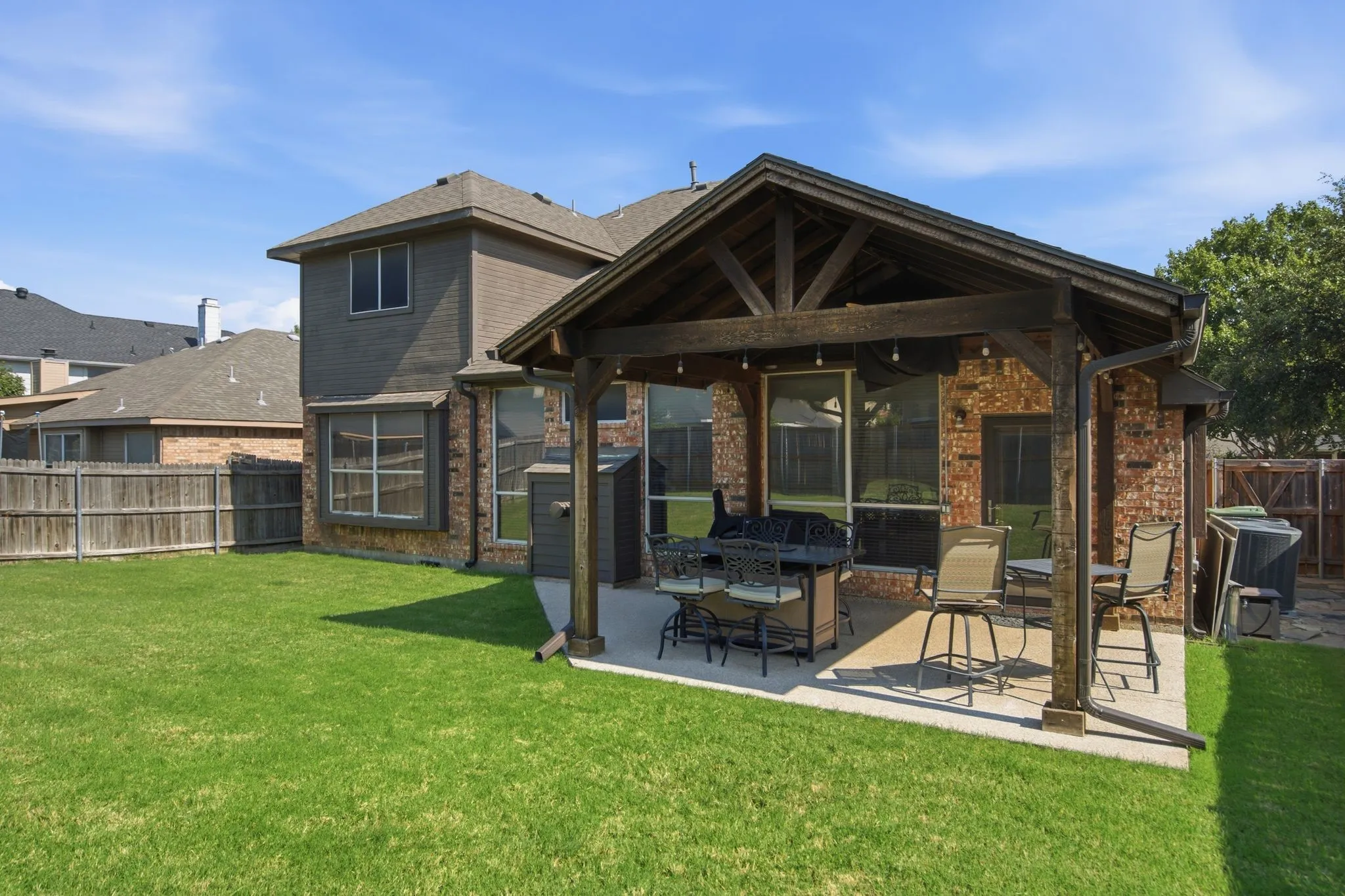 Single Family Residence For Sale in Denton County , 305 Ravenna Road, Lake Dallas, Texas 75065, 4 Bedroom, 3 Bathroom, 2 Garage spaces, 2,376 Sqft, built in 2000, mls#21320380, Real Estate Agent in Lake Dallas, Homes For Sale in Denton county, Homes For Sale in Lake Dallas, Realtor in Lake Dallas Texas, Real Estate Brokerage Independent Realty Texas, Luminita Cordes Realtor