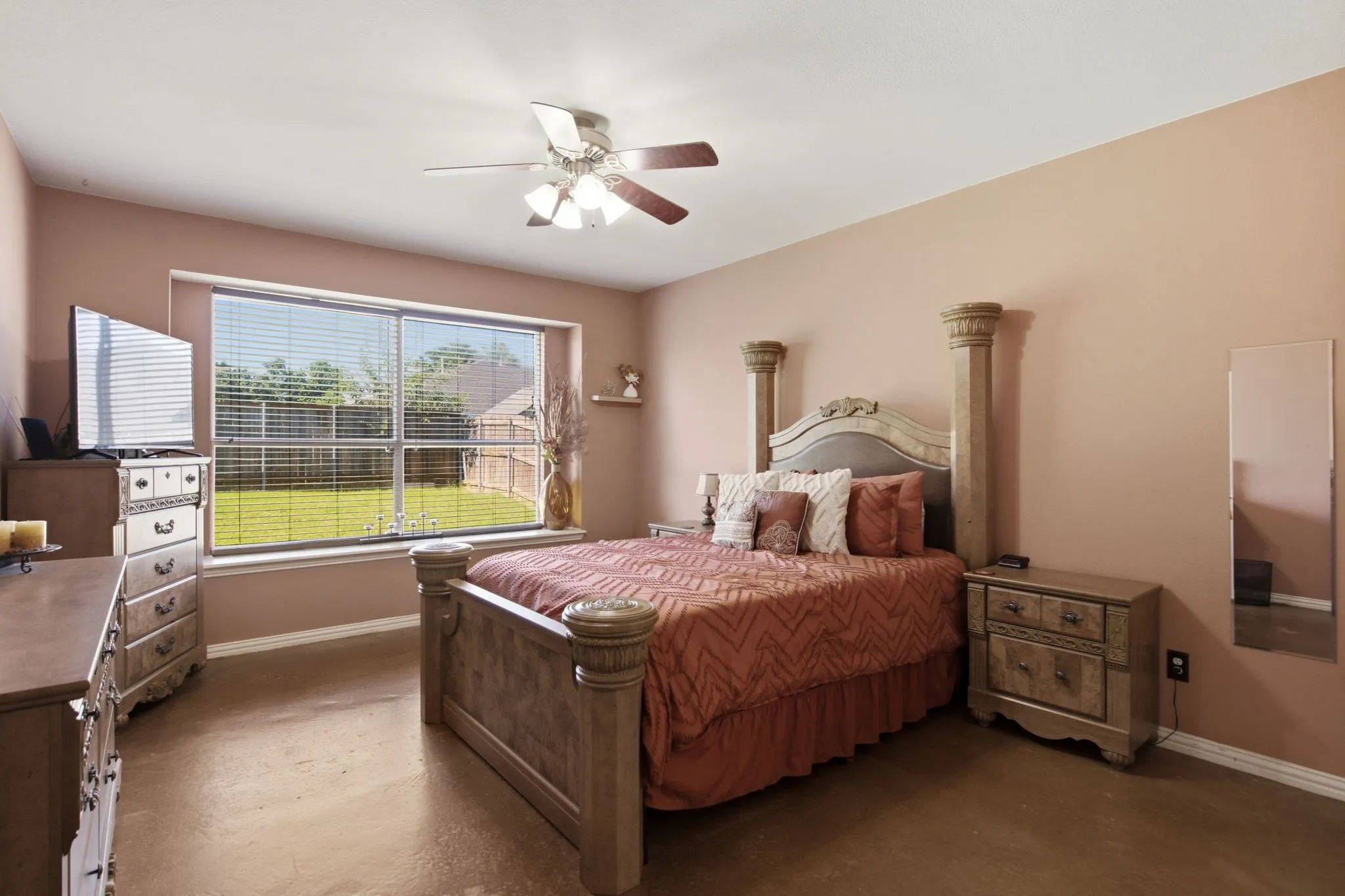 Single Family Residence For Sale in Denton County , 305 Ravenna Road, Lake Dallas, Texas 75065, 4 Bedroom, 3 Bathroom, 2 Garage spaces, 2,376 Sqft, built in 2000, mls#21320380, Real Estate Agent in Lake Dallas, Homes For Sale in Denton county, Homes For Sale in Lake Dallas, Realtor in Lake Dallas Texas, Real Estate Brokerage Independent Realty Texas, Luminita Cordes Realtor