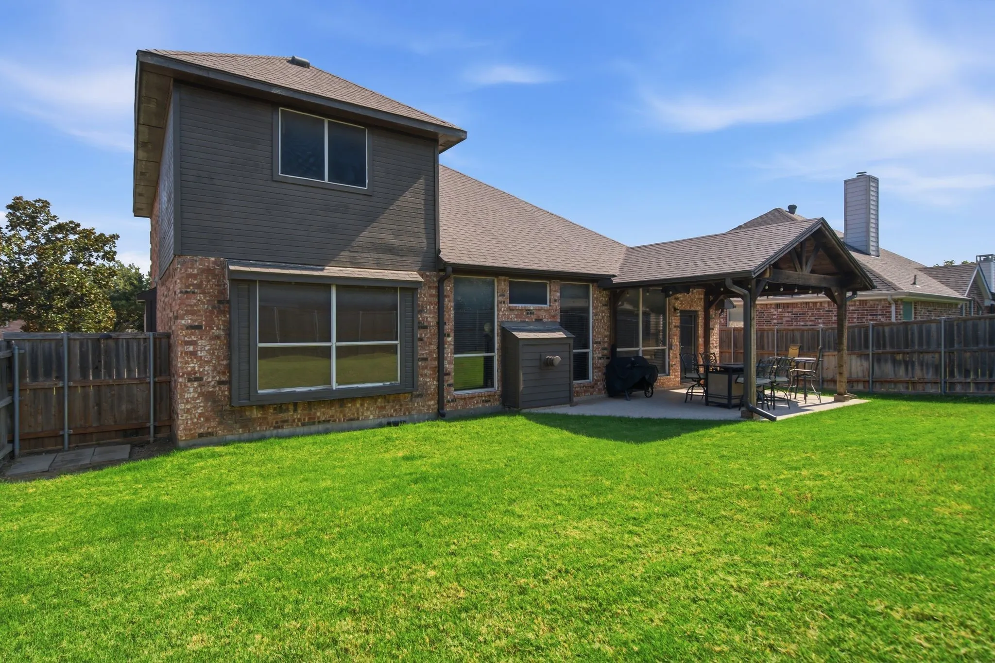 Single Family Residence For Sale in Denton County , 305 Ravenna Road, Lake Dallas, Texas 75065, 4 Bedroom, 3 Bathroom, 2 Garage spaces, 2,376 Sqft, built in 2000, mls#21320380, Real Estate Agent in Lake Dallas, Homes For Sale in Denton county, Homes For Sale in Lake Dallas, Realtor in Lake Dallas Texas, Real Estate Brokerage Independent Realty Texas, Luminita Cordes Realtor