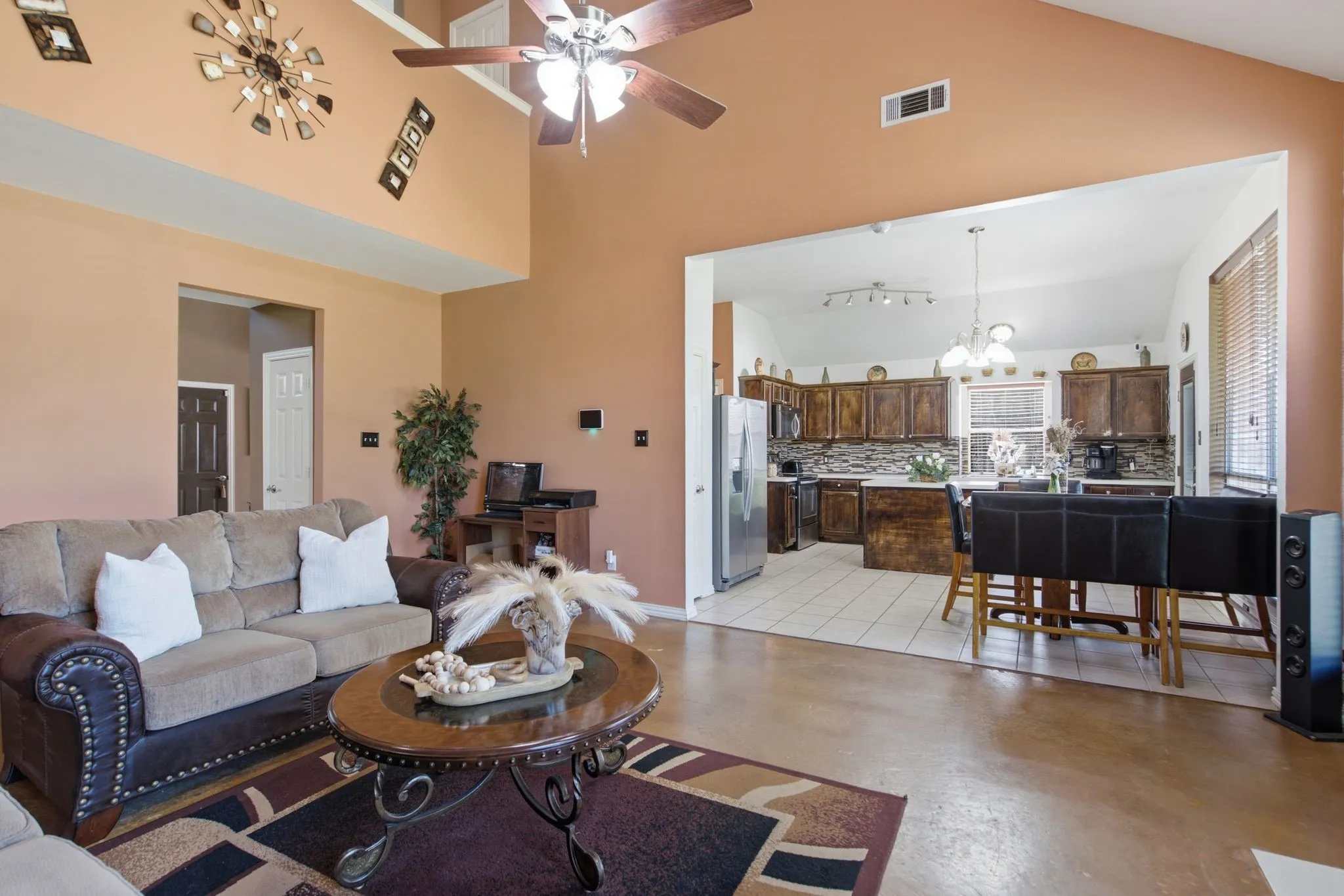Single Family Residence For Sale in Denton County , 305 Ravenna Road, Lake Dallas, Texas 75065, 4 Bedroom, 3 Bathroom, 2 Garage spaces, 2,376 Sqft, built in 2000, mls#21320380, Real Estate Agent in Lake Dallas, Homes For Sale in Denton county, Homes For Sale in Lake Dallas, Realtor in Lake Dallas Texas, Real Estate Brokerage Independent Realty Texas, Luminita Cordes Realtor