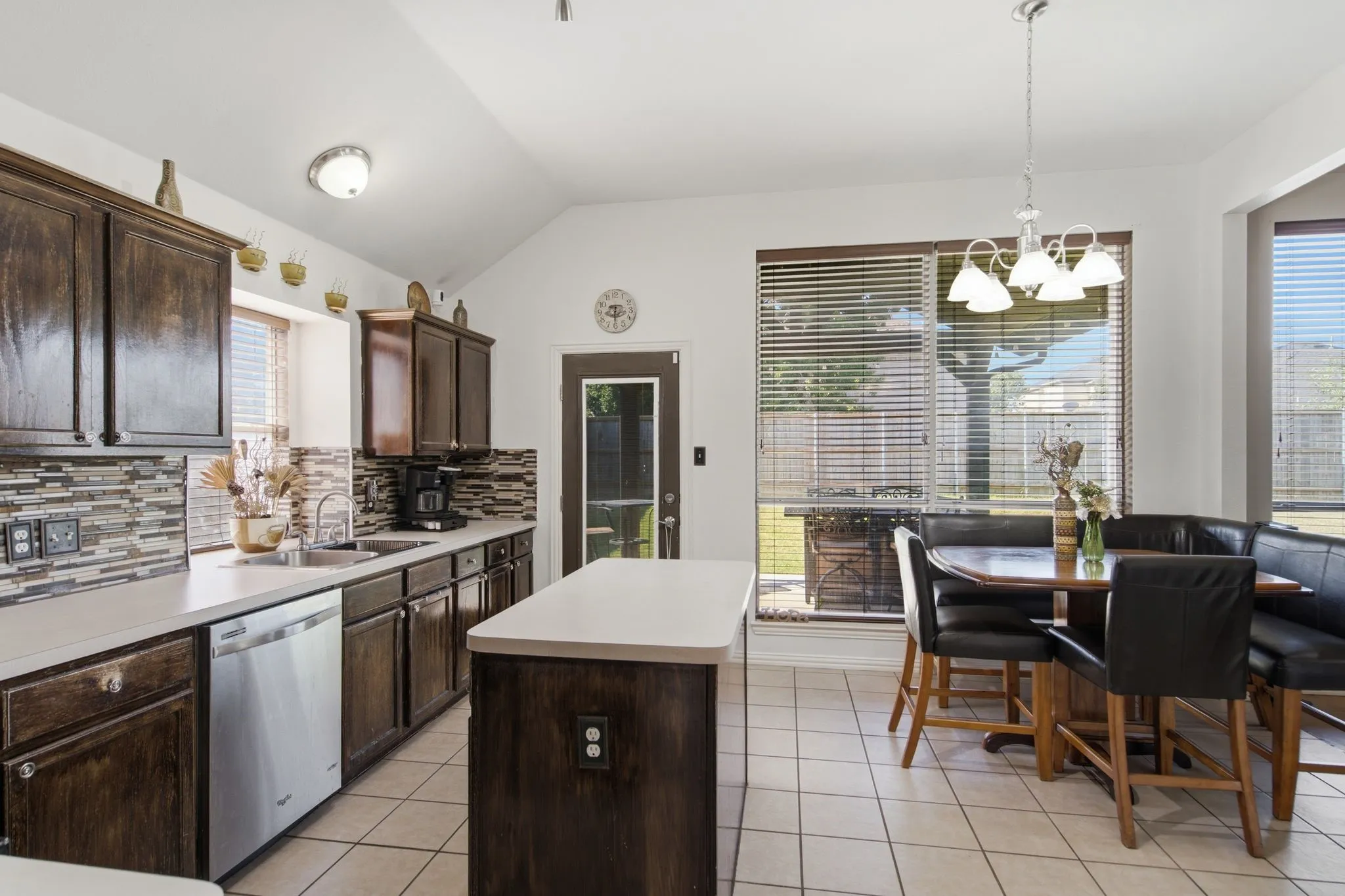 Single Family Residence For Sale in Denton County , 305 Ravenna Road, Lake Dallas, Texas 75065, 4 Bedroom, 3 Bathroom, 2 Garage spaces, 2,376 Sqft, built in 2000, mls#21320380, Real Estate Agent in Lake Dallas, Homes For Sale in Denton county, Homes For Sale in Lake Dallas, Realtor in Lake Dallas Texas, Real Estate Brokerage Independent Realty Texas, Luminita Cordes Realtor