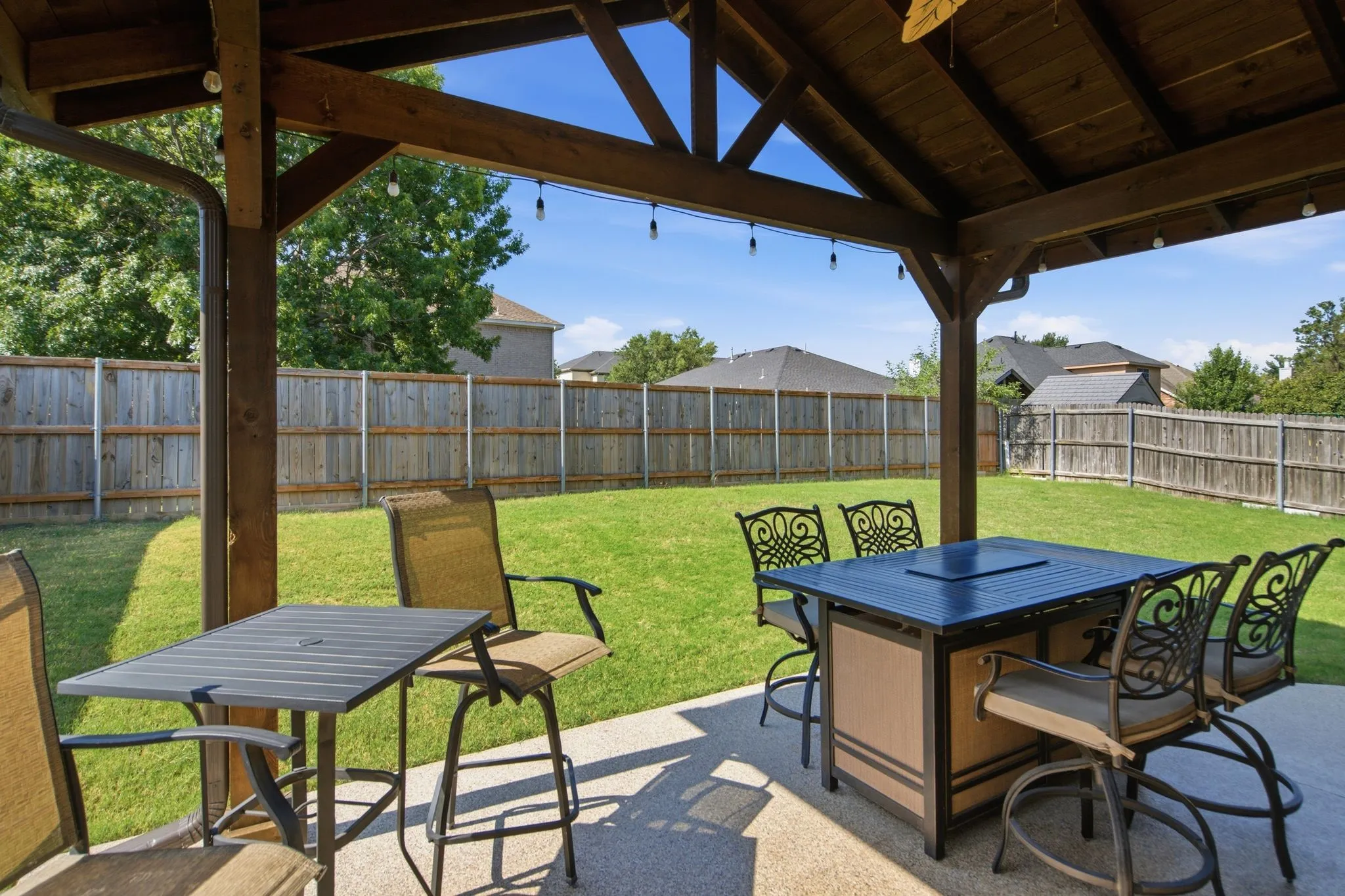 Single Family Residence For Sale in Denton County , 305 Ravenna Road, Lake Dallas, Texas 75065, 4 Bedroom, 3 Bathroom, 2 Garage spaces, 2,376 Sqft, built in 2000, mls#21320380, Real Estate Agent in Lake Dallas, Homes For Sale in Denton county, Homes For Sale in Lake Dallas, Realtor in Lake Dallas Texas, Real Estate Brokerage Independent Realty Texas, Luminita Cordes Realtor