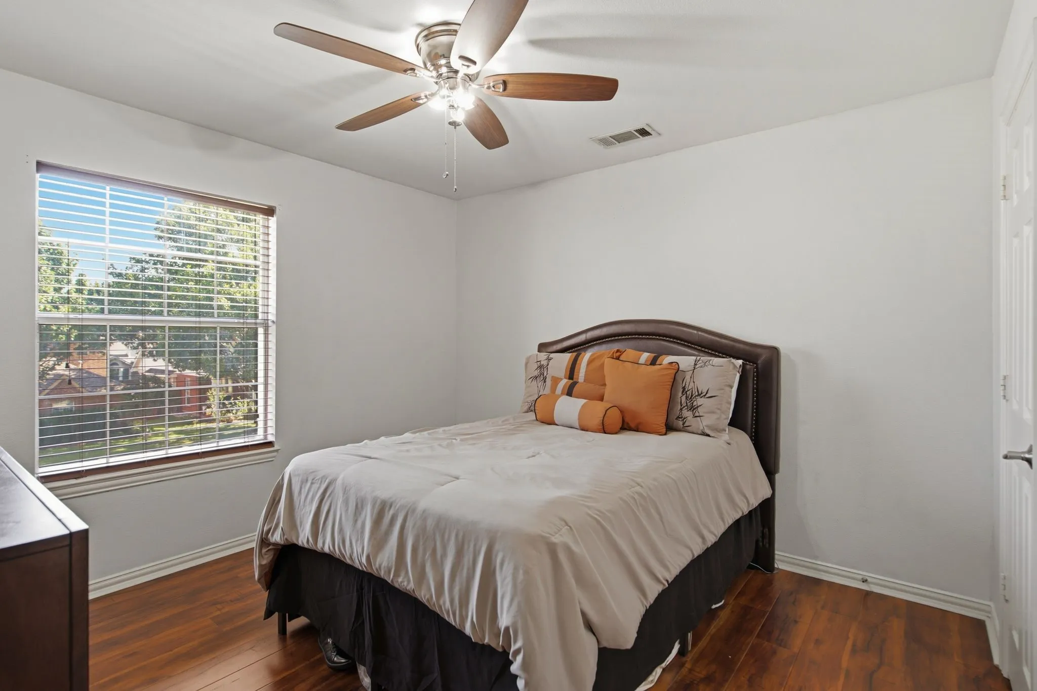 Single Family Residence For Sale in Denton County , 305 Ravenna Road, Lake Dallas, Texas 75065, 4 Bedroom, 3 Bathroom, 2 Garage spaces, 2,376 Sqft, built in 2000, mls#21320380, Real Estate Agent in Lake Dallas, Homes For Sale in Denton county, Homes For Sale in Lake Dallas, Realtor in Lake Dallas Texas, Real Estate Brokerage Independent Realty Texas, Luminita Cordes Realtor