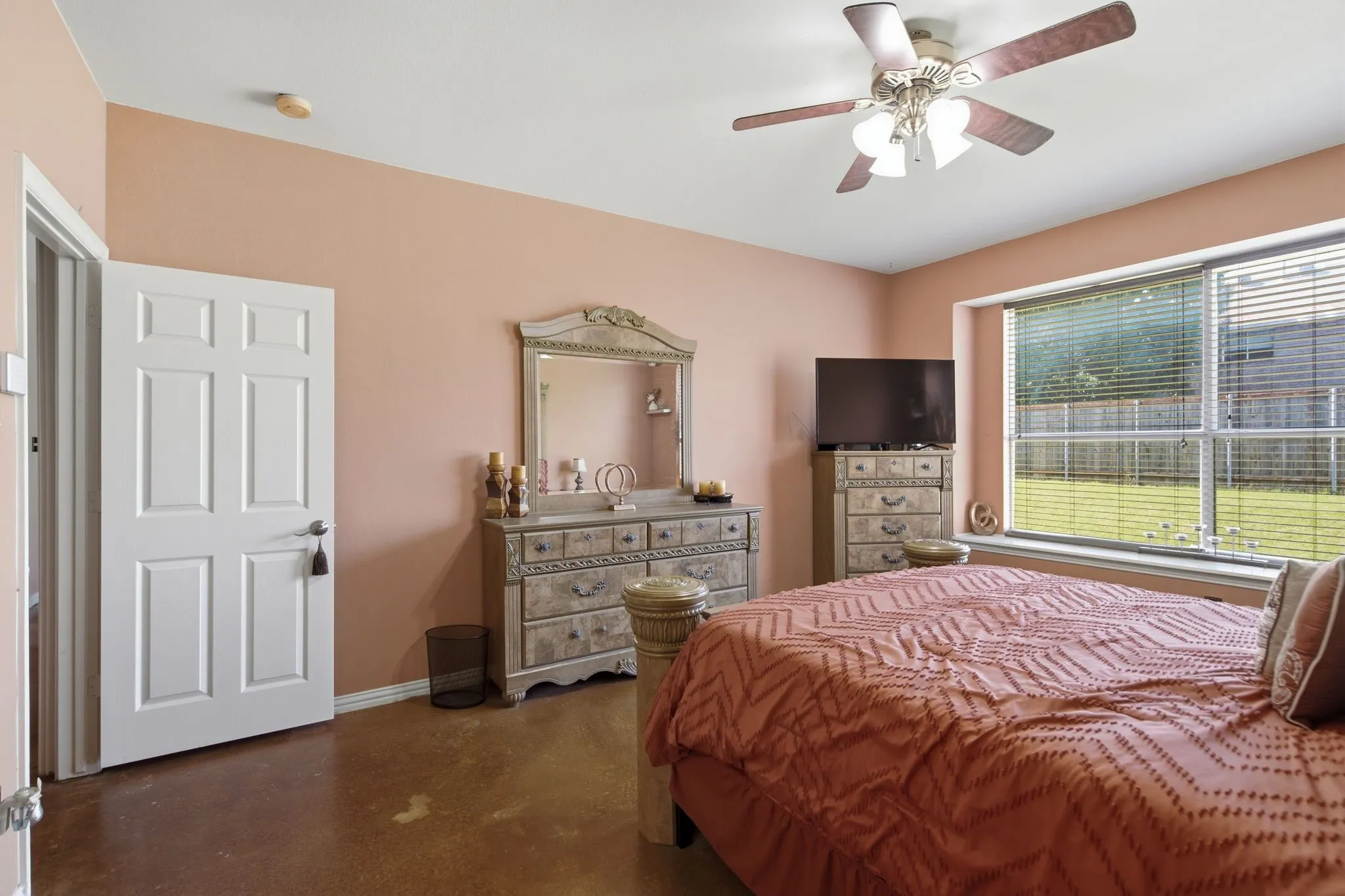 Single Family Residence For Sale in Denton County , 305 Ravenna Road, Lake Dallas, Texas 75065, 4 Bedroom, 3 Bathroom, 2 Garage spaces, 2,376 Sqft, built in 2000, mls#21320380, Real Estate Agent in Lake Dallas, Homes For Sale in Denton county, Homes For Sale in Lake Dallas, Realtor in Lake Dallas Texas, Real Estate Brokerage Independent Realty Texas, Luminita Cordes Realtor