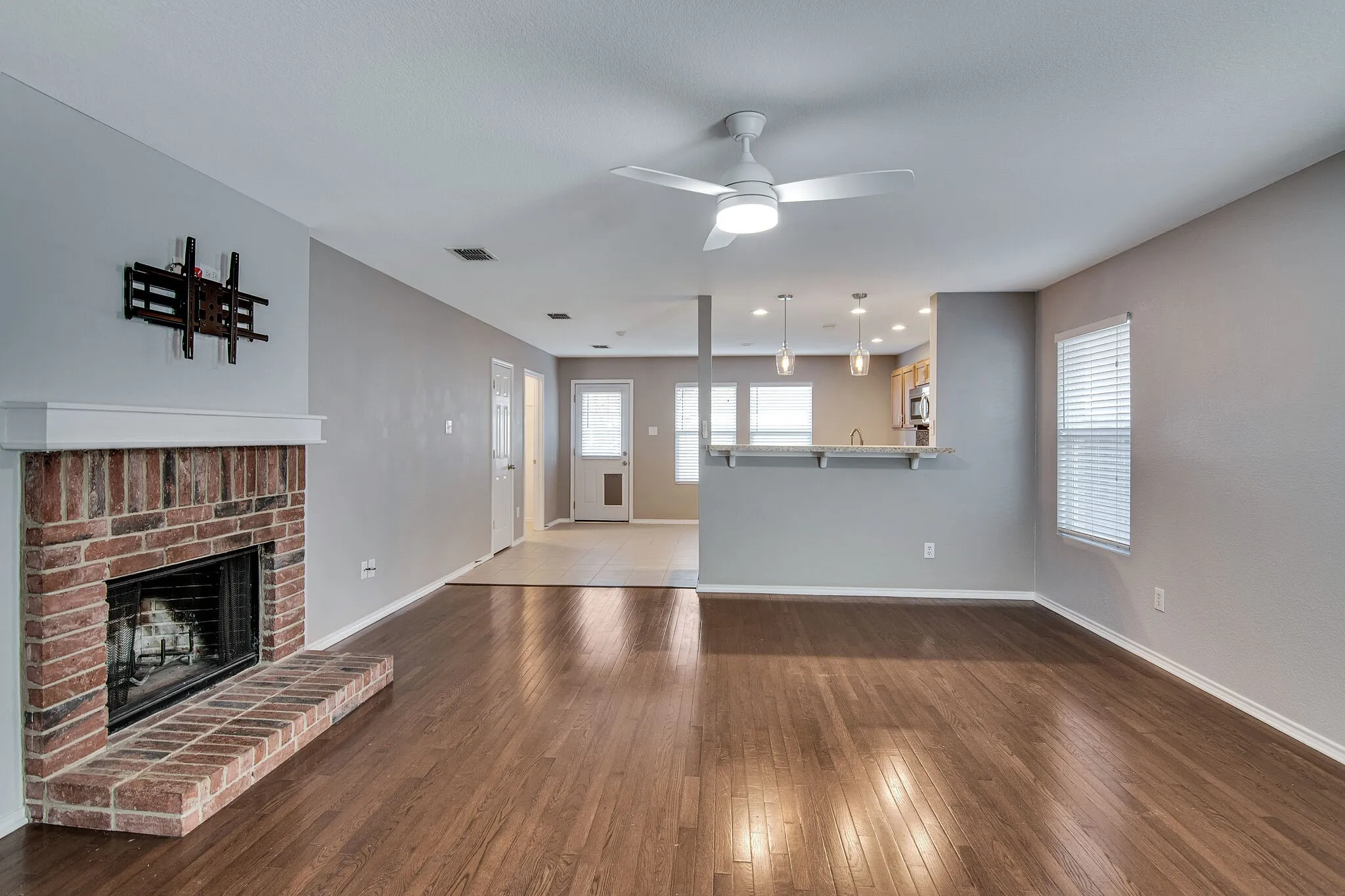 Single Family Residence For Rent in Denton County , 1817 Kittredge Way, Fort Worth, Texas 76247, 3 Bedroom, 2 Bathroom, 2 Garage spaces, 1,647 Sqft, built in 2006, mls#21335607, Real Estate Agent in Fort Worth, Homes For Rent in Denton county, Homes For Rent in Fort Worth, Realtor in Fort Worth Texas, Real Estate Brokerage Independent Realty Texas, Luminita Cordes Realtor