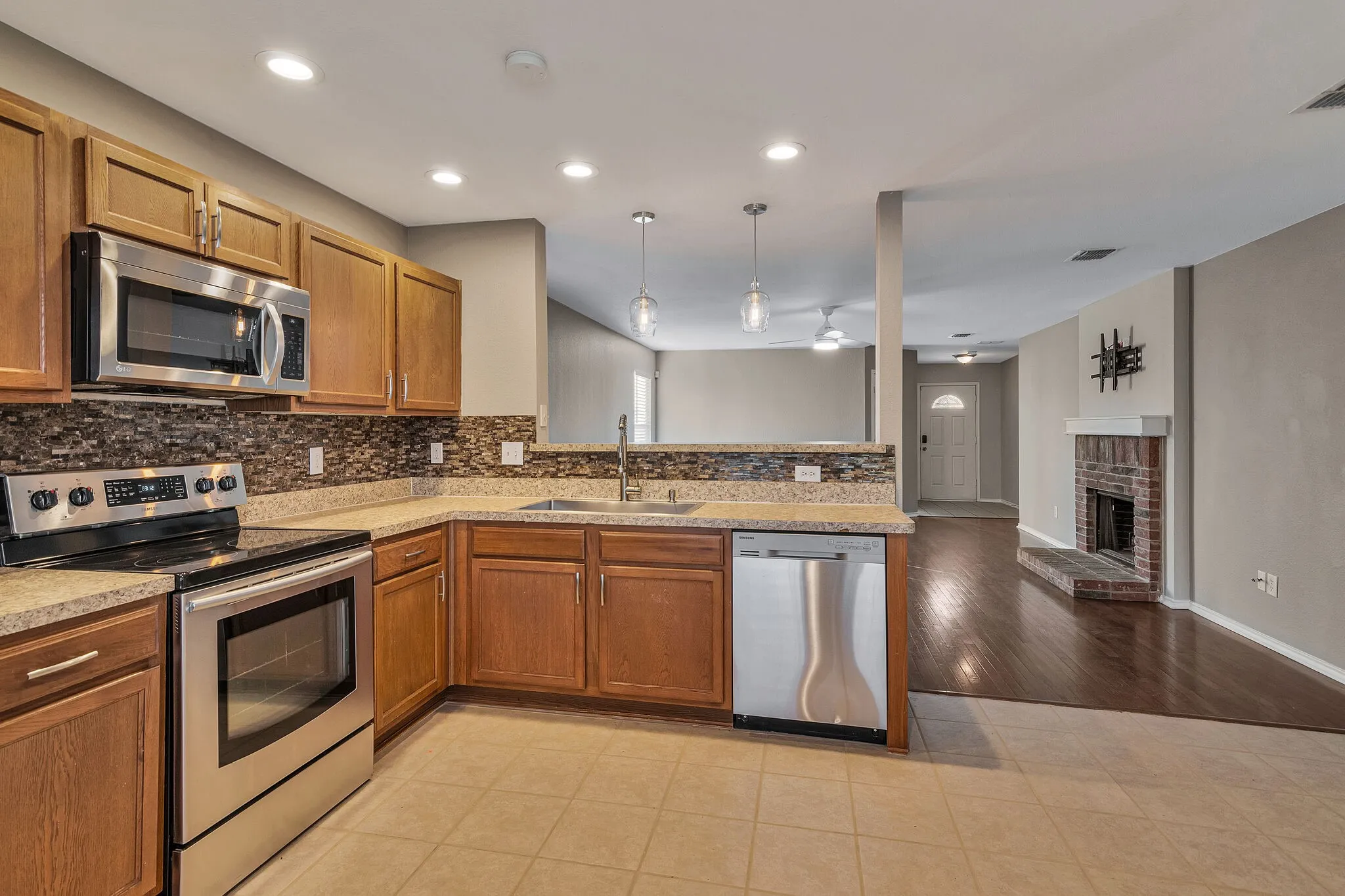 Single Family Residence For Rent in Denton County , 1817 Kittredge Way, Fort Worth, Texas 76247, 3 Bedroom, 2 Bathroom, 2 Garage spaces, 1,647 Sqft, built in 2006, mls#21335607, Real Estate Agent in Fort Worth, Homes For Rent in Denton county, Homes For Rent in Fort Worth, Realtor in Fort Worth Texas, Real Estate Brokerage Independent Realty Texas, Luminita Cordes Realtor