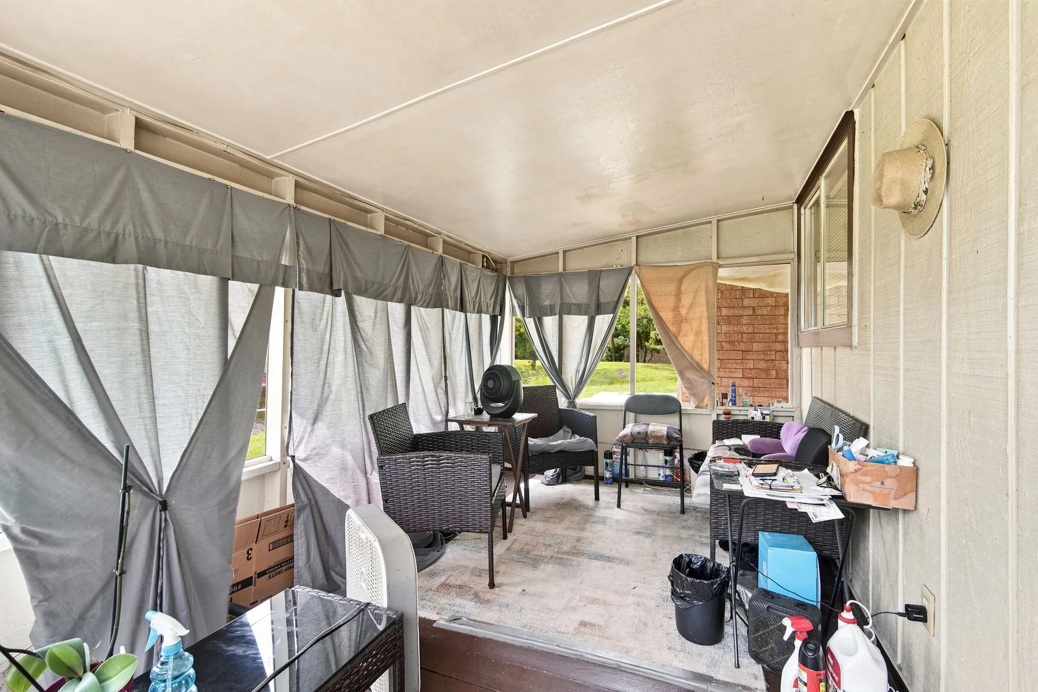 Screened-in porch featuring a vaulted ceiling and concrete flooring