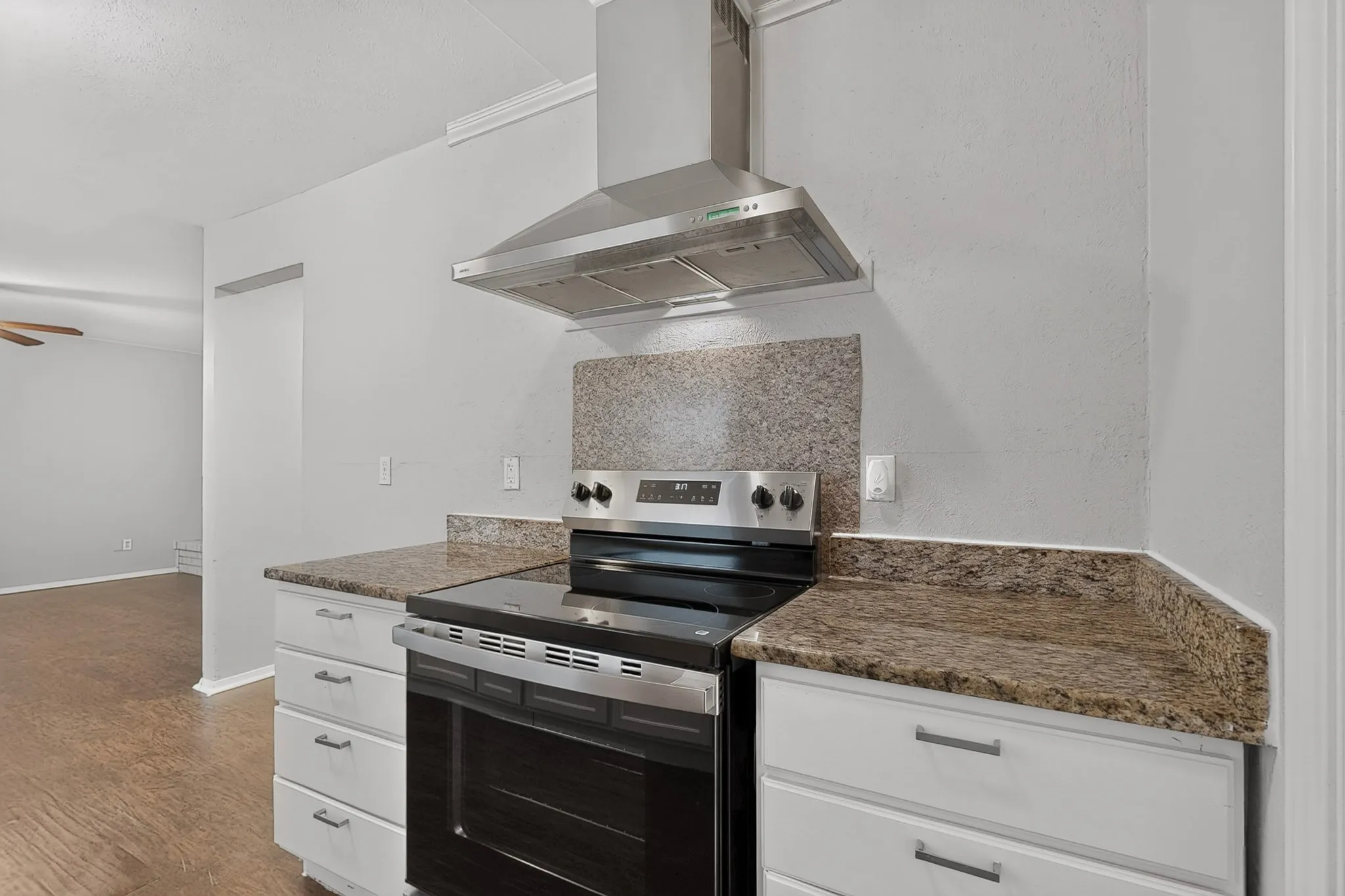 Single Family Residence For Sale in Dallas County , 433 Solitude Drive, Garland, Texas 75043, 3 Bedrooms, 2 Bathrooms, 2 Garage spaces, 1,675 Sqft, built in 1974, Price $280,000, mls#21335618, Real Estate Agent in Garland, Homes For Sale in Dallas county, Homes For Sale in Garland, Realtor in Garland Texas, Real Estate Brokerage Independent Realty Texas, Luminita Cordes Realtor