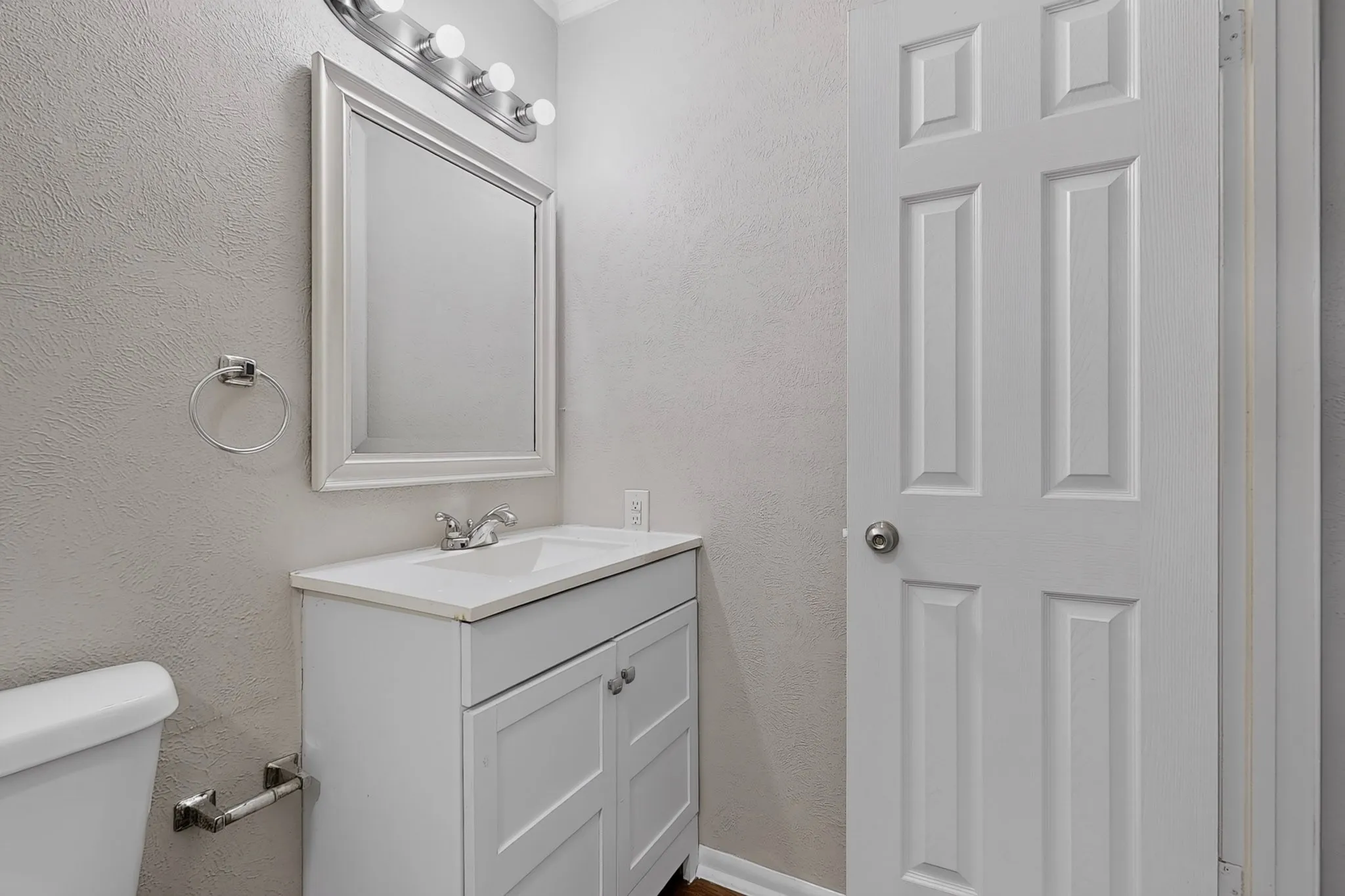 Single Family Residence For Sale in Dallas County , 433 Solitude Drive, Garland, Texas 75043, 3 Bedrooms, 2 Bathrooms, 2 Garage spaces, 1,675 Sqft, built in 1974, Price $280,000, mls#21335618, Real Estate Agent in Garland, Homes For Sale in Dallas county, Homes For Sale in Garland, Realtor in Garland Texas, Real Estate Brokerage Independent Realty Texas, Luminita Cordes Realtor