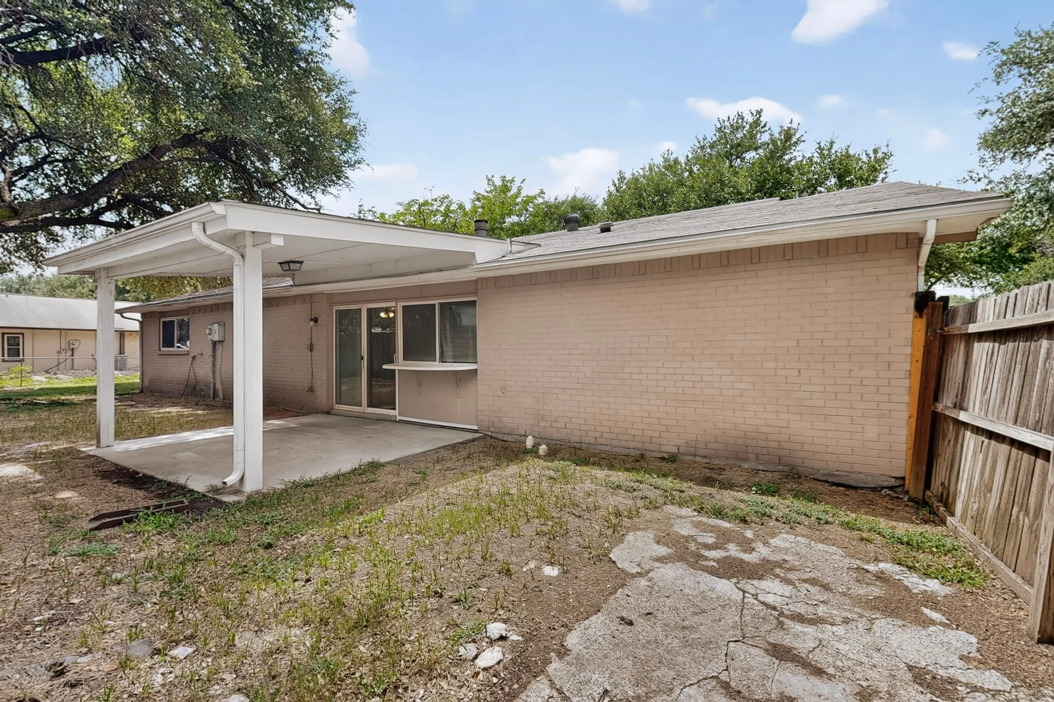 Single Family Residence For Sale in Dallas County , 433 Solitude Drive, Garland, Texas 75043, 3 Bedrooms, 2 Bathrooms, 2 Garage spaces, 1,675 Sqft, built in 1974, Price $280,000, mls#21335618, Real Estate Agent in Garland, Homes For Sale in Dallas county, Homes For Sale in Garland, Realtor in Garland Texas, Real Estate Brokerage Independent Realty Texas, Luminita Cordes Realtor