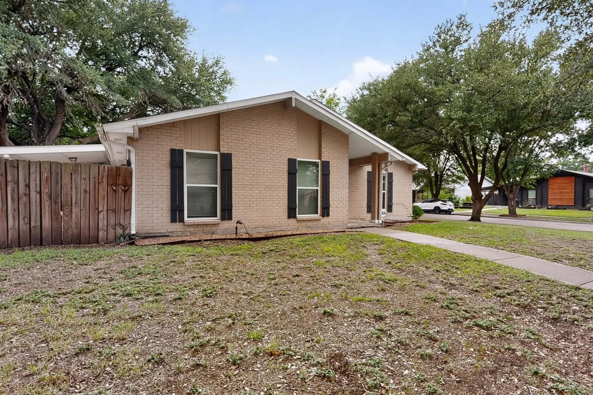 Single Family Residence For Sale in Dallas County , 433 Solitude Drive, Garland, Texas 75043, 3 Bedrooms, 2 Bathrooms, 2 Garage spaces, 1,675 Sqft, built in 1974, Price $280,000, mls#21335618, Real Estate Agent in Garland, Homes For Sale in Dallas county, Homes For Sale in Garland, Realtor in Garland Texas, Real Estate Brokerage Independent Realty Texas, Luminita Cordes Realtor