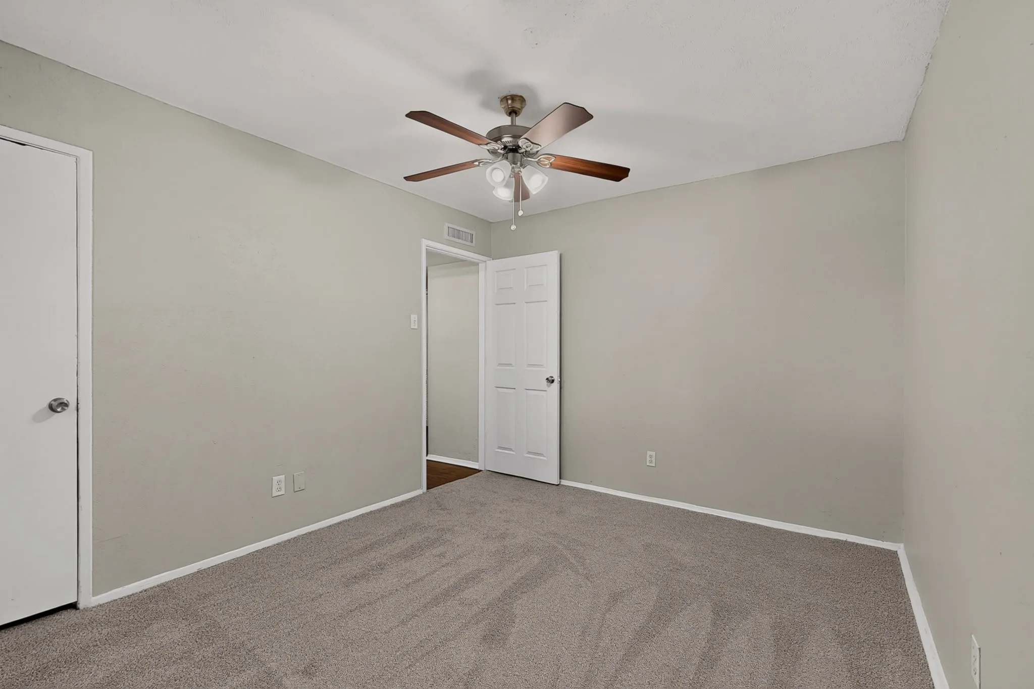 Single Family Residence For Sale in Dallas County , 433 Solitude Drive, Garland, Texas 75043, 3 Bedrooms, 2 Bathrooms, 2 Garage spaces, 1,675 Sqft, built in 1974, Price $280,000, mls#21335618, Real Estate Agent in Garland, Homes For Sale in Dallas county, Homes For Sale in Garland, Realtor in Garland Texas, Real Estate Brokerage Independent Realty Texas, Luminita Cordes Realtor