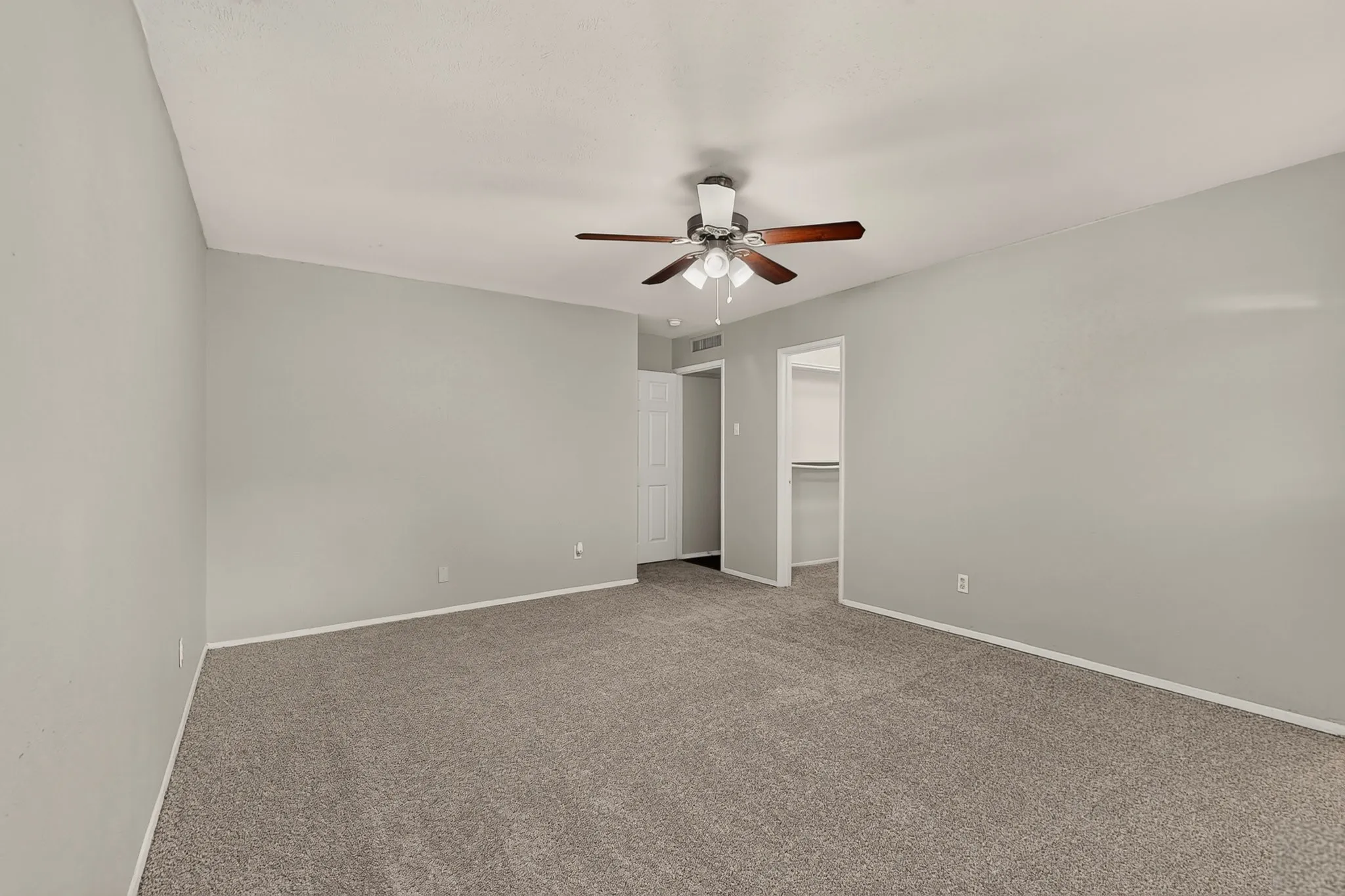Single Family Residence For Sale in Dallas County , 433 Solitude Drive, Garland, Texas 75043, 3 Bedrooms, 2 Bathrooms, 2 Garage spaces, 1,675 Sqft, built in 1974, Price $280,000, mls#21335618, Real Estate Agent in Garland, Homes For Sale in Dallas county, Homes For Sale in Garland, Realtor in Garland Texas, Real Estate Brokerage Independent Realty Texas, Luminita Cordes Realtor
