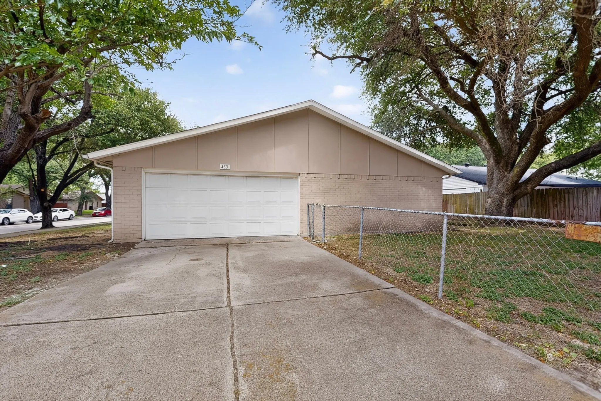Single Family Residence For Sale in Dallas County , 433 Solitude Drive, Garland, Texas 75043, 3 Bedrooms, 2 Bathrooms, 2 Garage spaces, 1,675 Sqft, built in 1974, Price $280,000, mls#21335618, Real Estate Agent in Garland, Homes For Sale in Dallas county, Homes For Sale in Garland, Realtor in Garland Texas, Real Estate Brokerage Independent Realty Texas, Luminita Cordes Realtor