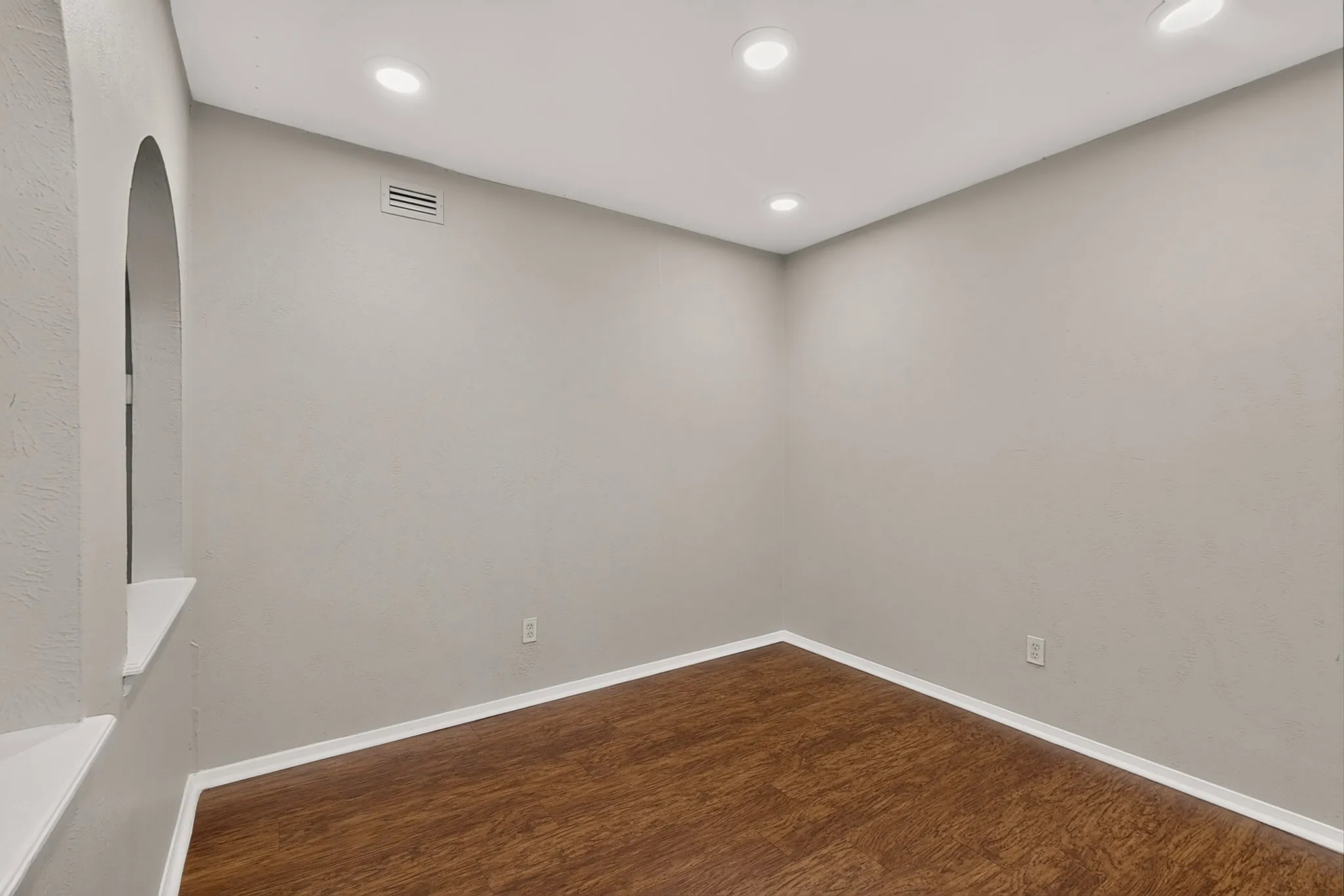 Single Family Residence For Sale in Dallas County , 433 Solitude Drive, Garland, Texas 75043, 3 Bedrooms, 2 Bathrooms, 2 Garage spaces, 1,675 Sqft, built in 1974, Price $280,000, mls#21335618, Real Estate Agent in Garland, Homes For Sale in Dallas county, Homes For Sale in Garland, Realtor in Garland Texas, Real Estate Brokerage Independent Realty Texas, Luminita Cordes Realtor