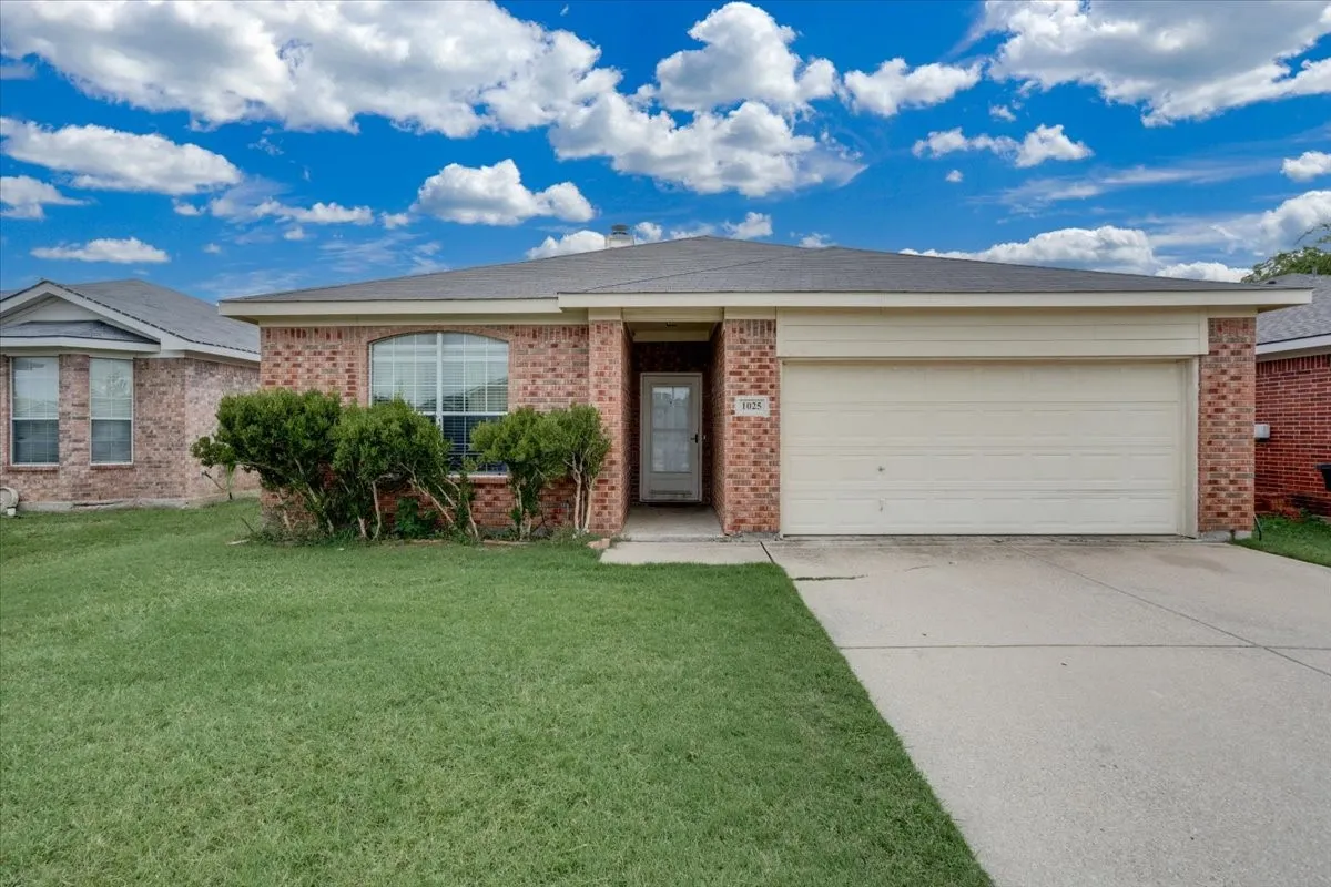 Single Family Residence For Sale in Tarrant County , 1025 Mc Kavett Drive, Fort Worth, Texas 76140, 4 Bedroom, 2 Bathroom, 2 Garage spaces, 1,654 Sqft, built in 2004, mls#21329672, Real Estate Agent in Fort Worth, Homes For Sale in Tarrant county, Homes For Sale in Fort Worth, Realtor in Fort Worth Texas, Real Estate Brokerage Independent Realty Texas, Luminita Cordes Realtor