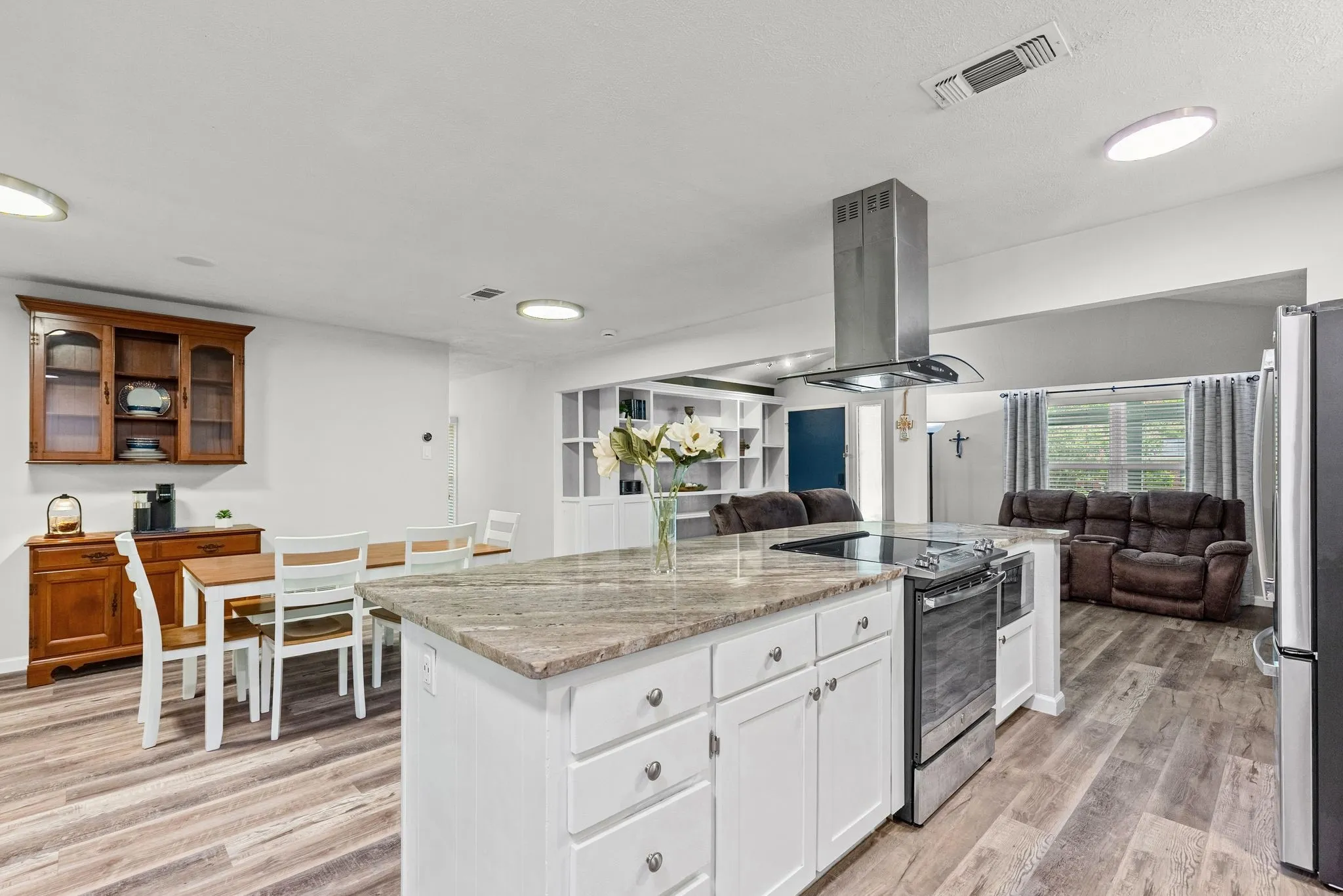 Single Family Residence For Sale in Hunt County , 3007 Tanglewood Drive, Commerce, Texas 75428, 3 Bedroom, 2 Bathroom, Garage spaces, 1,920 Sqft, built in 1967, mls#21292919, Real Estate Agent in Commerce, Homes For Sale in Hunt county, Homes For Sale in Commerce, Realtor in Commerce Texas, Real Estate Brokerage Independent Realty Texas, Luminita Cordes Realtor